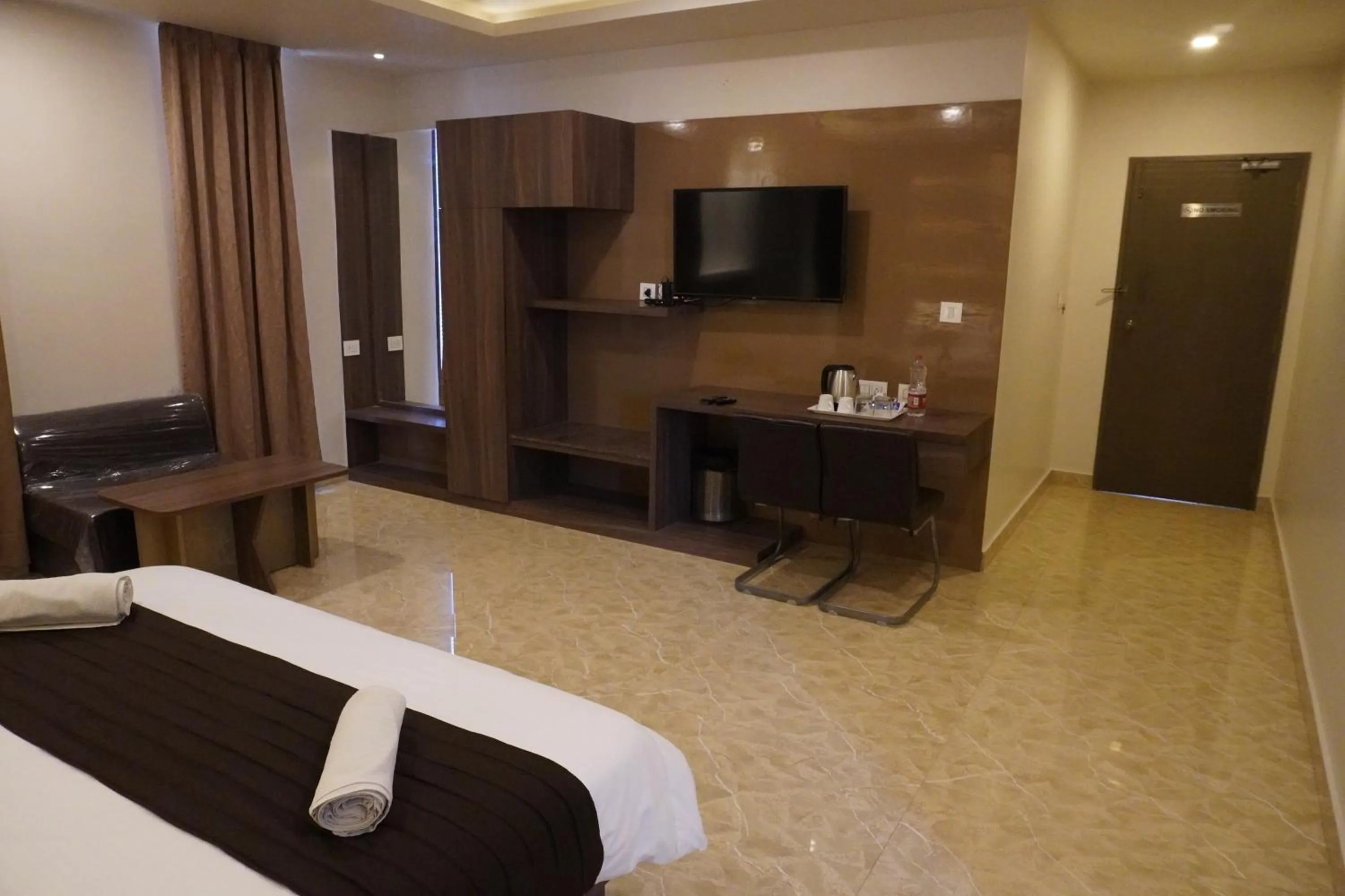 TV and multimedia, Bed in HSM Grand Inn, Chittoor