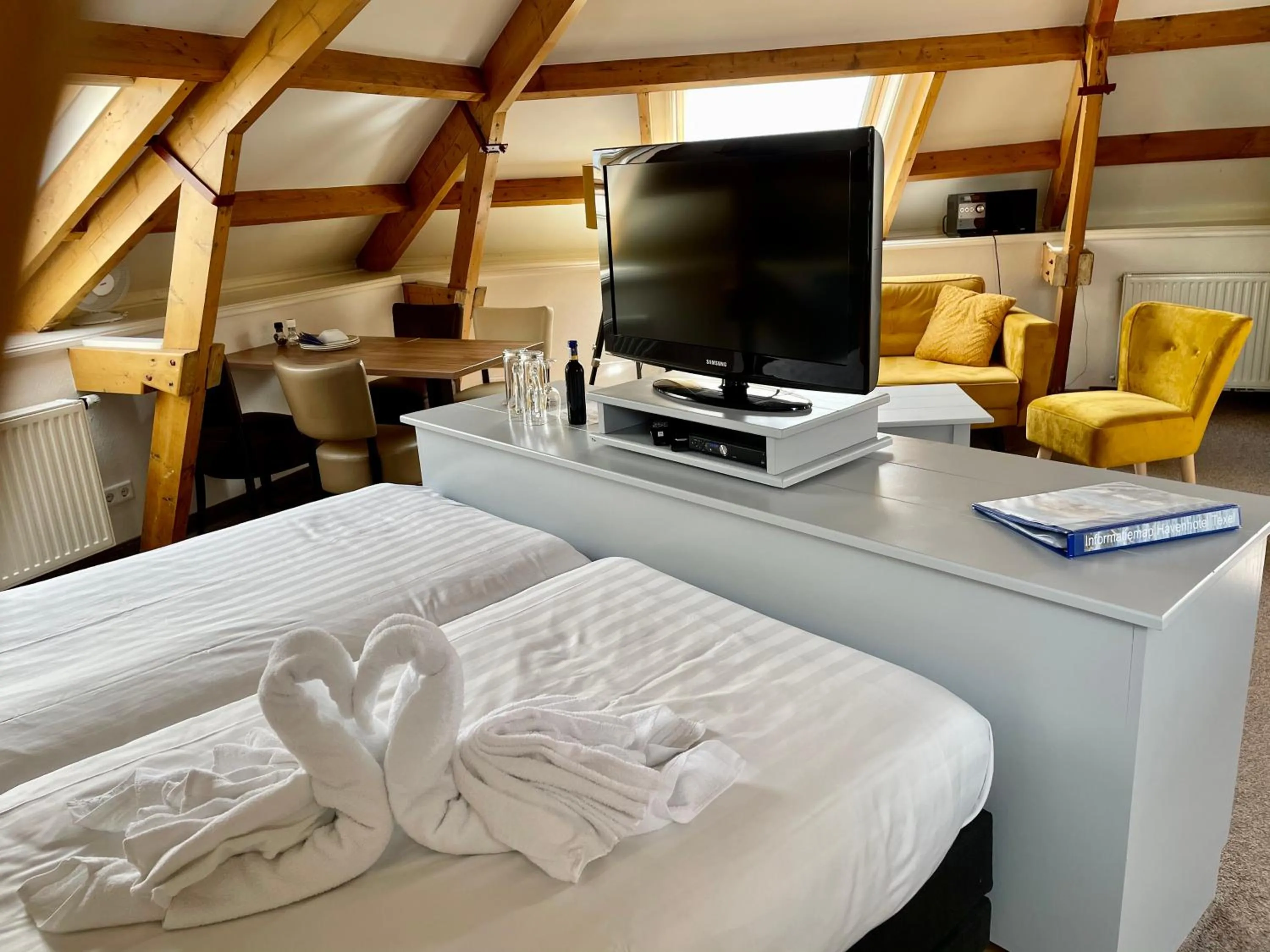 TV and multimedia, Bed in Havenhotel At Sea Texel