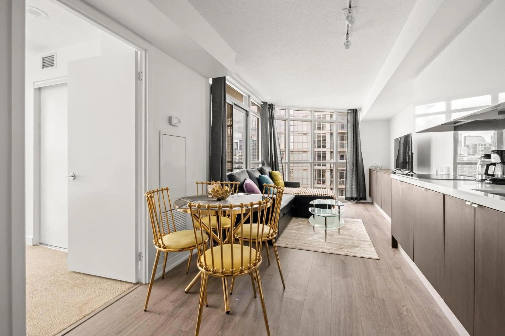 Kitchen or kitchenette in GLOBALSTAY Elegant Downtown Apartments