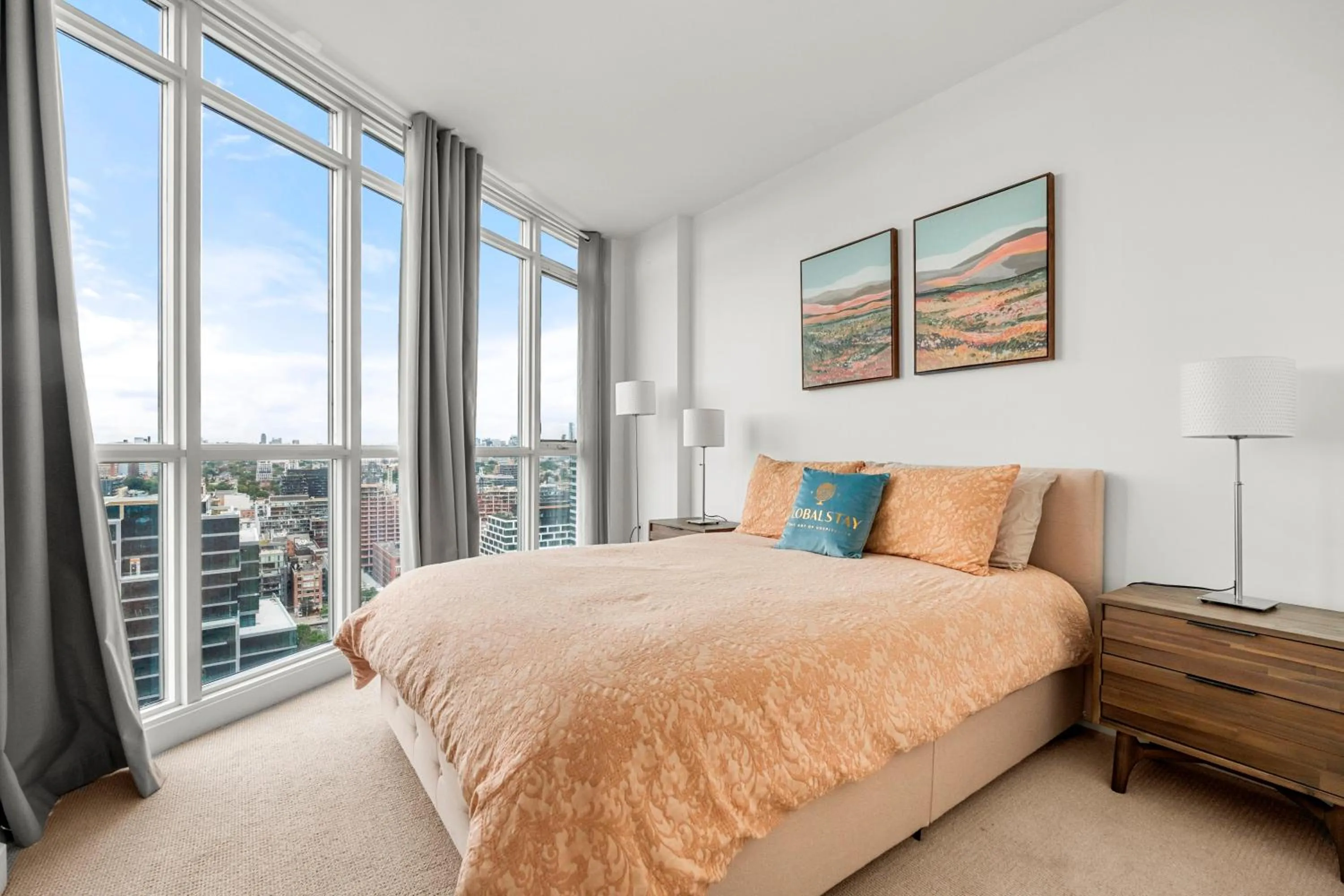 Bed in GLOBALSTAY Elegant Downtown Apartments