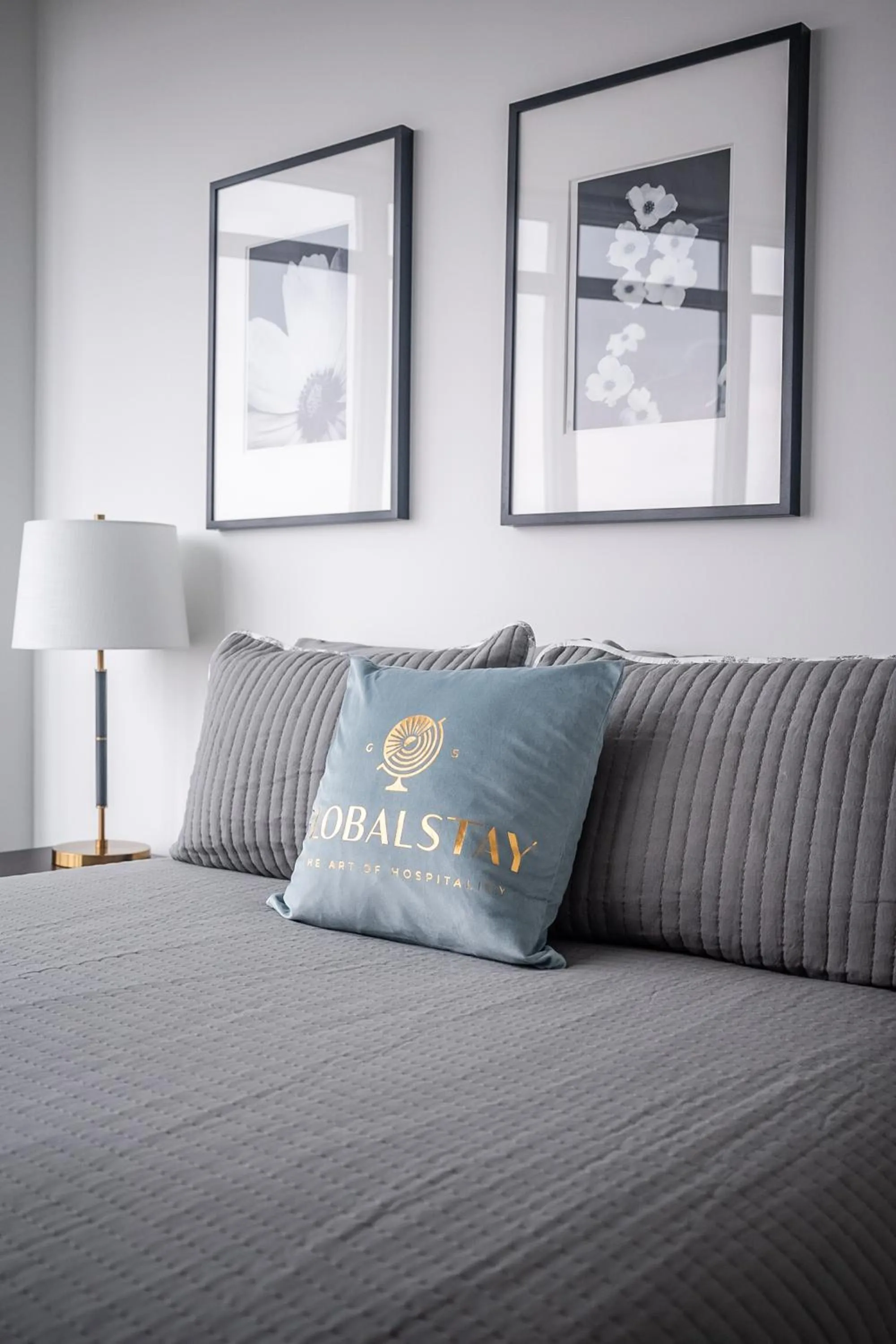 Bed in GLOBALSTAY Elegant Downtown Apartments