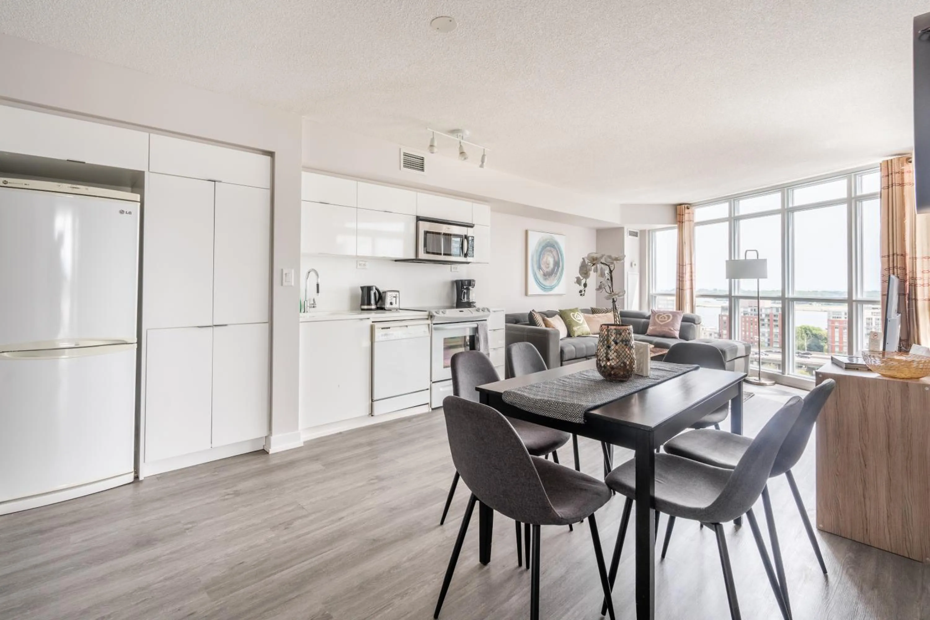 Kitchen or kitchenette in GLOBALSTAY Elegant Downtown Apartments
