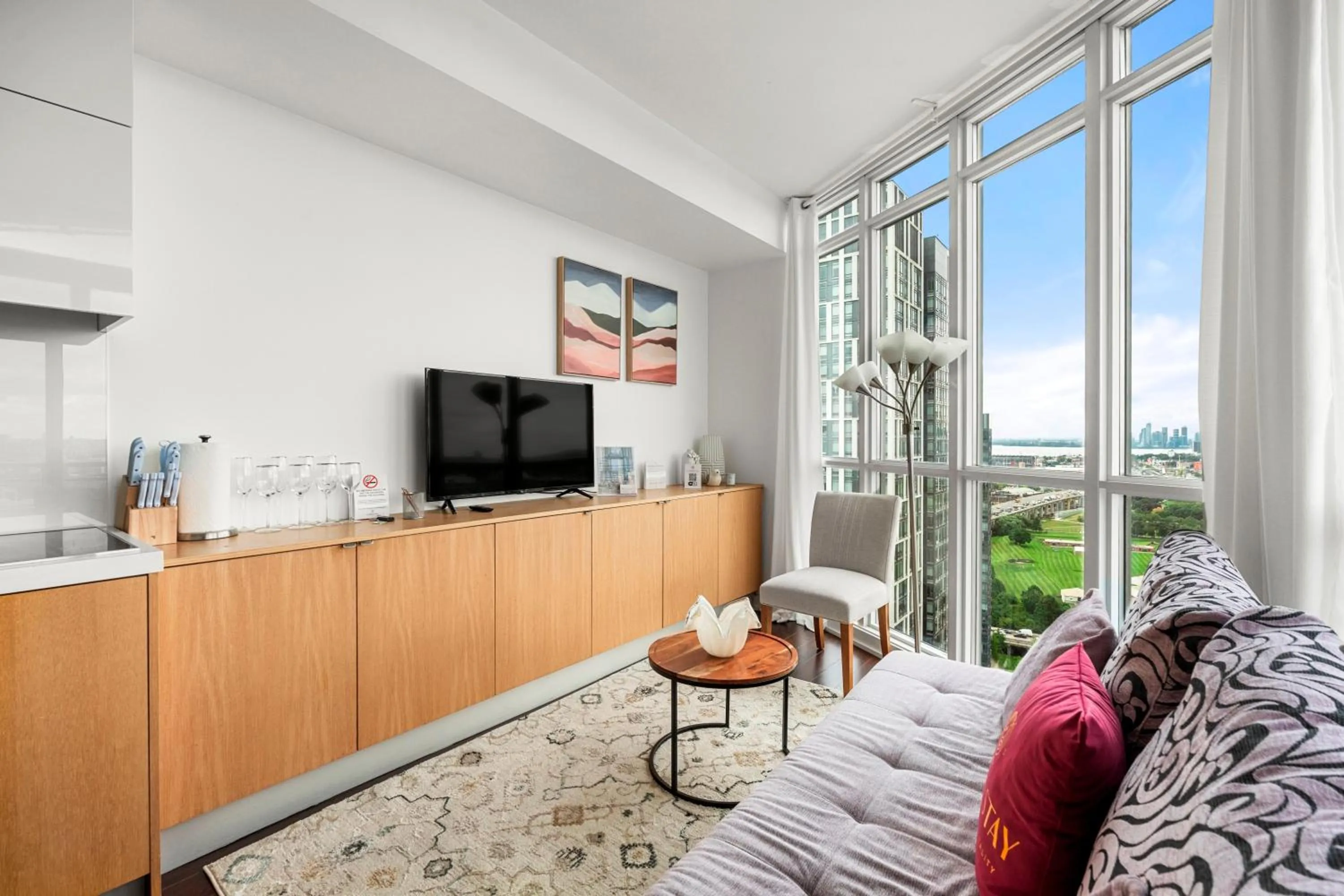 TV and multimedia in GLOBALSTAY Elegant Downtown Apartments