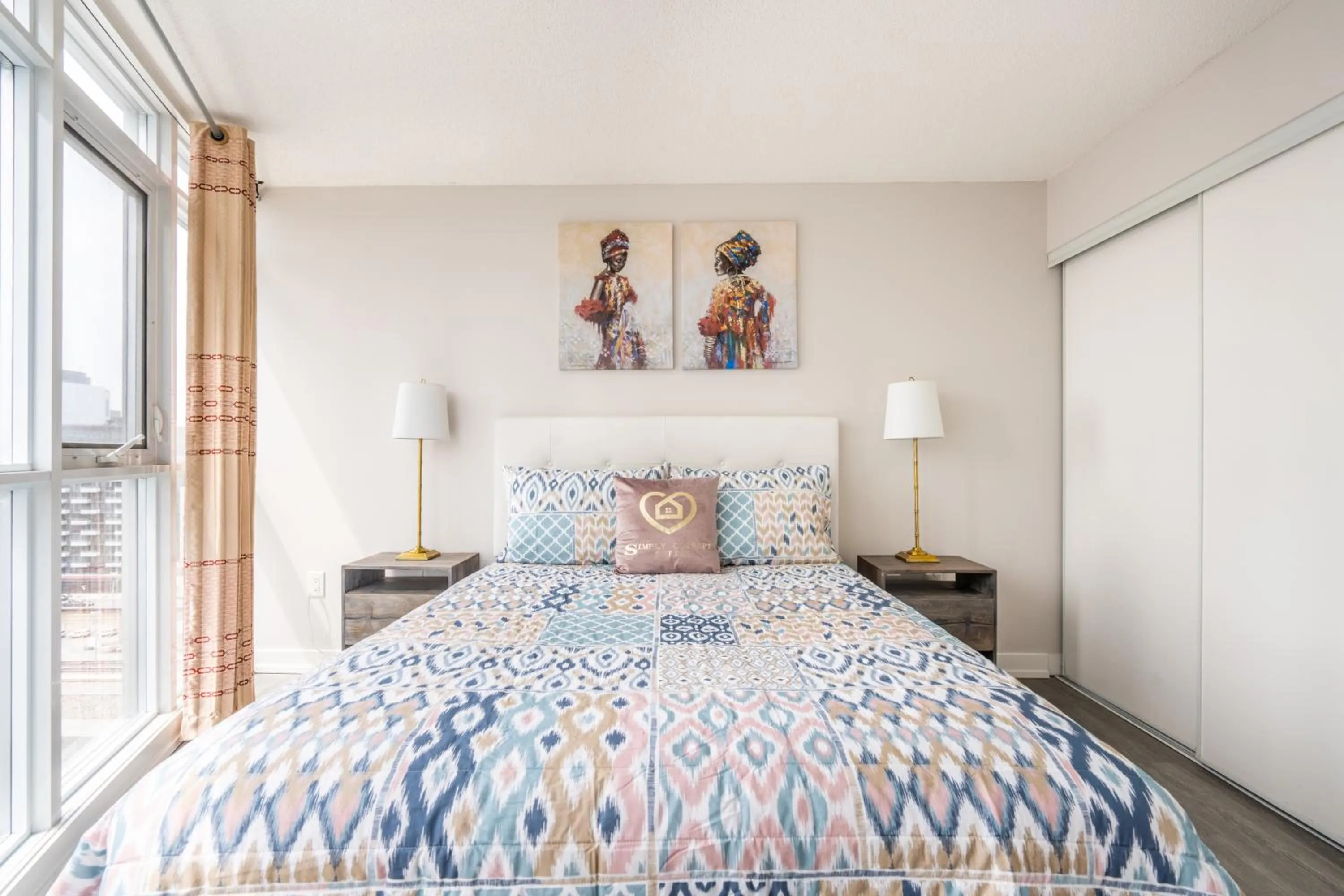 Bed in GLOBALSTAY Elegant Downtown Apartments