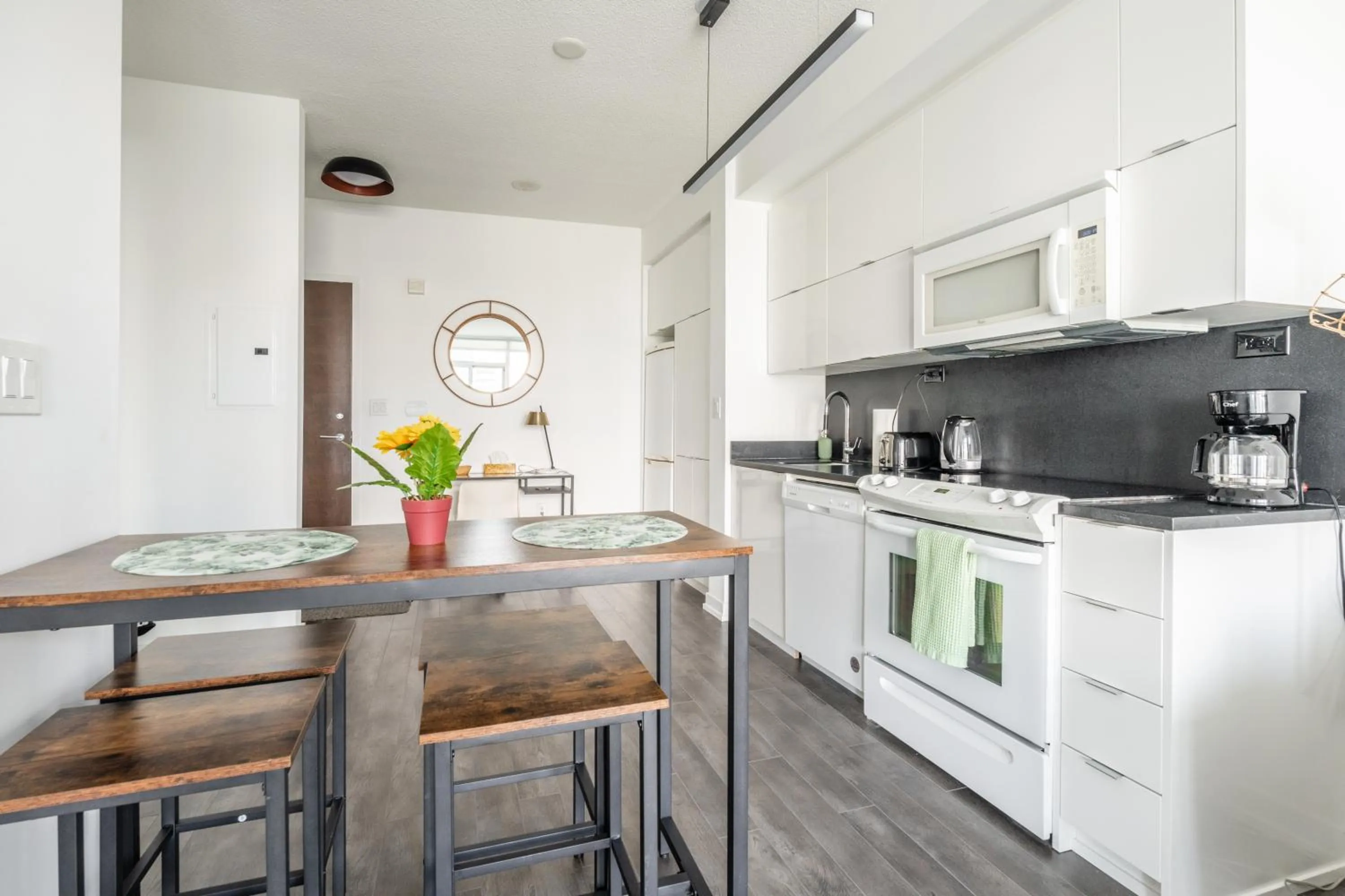 Kitchen or kitchenette in GLOBALSTAY Elegant Downtown Apartments