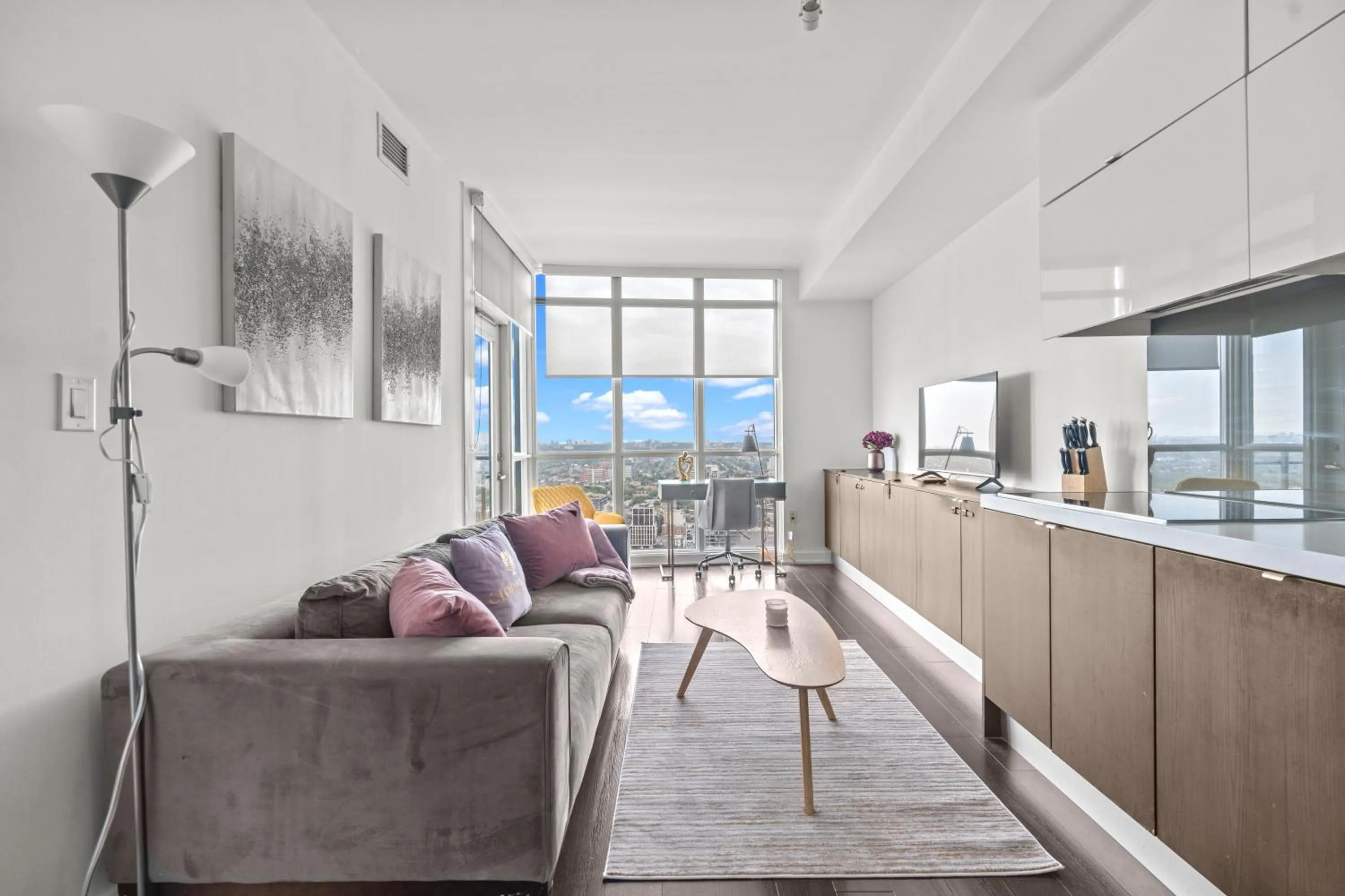 TV and multimedia in GLOBALSTAY Elegant Downtown Apartments