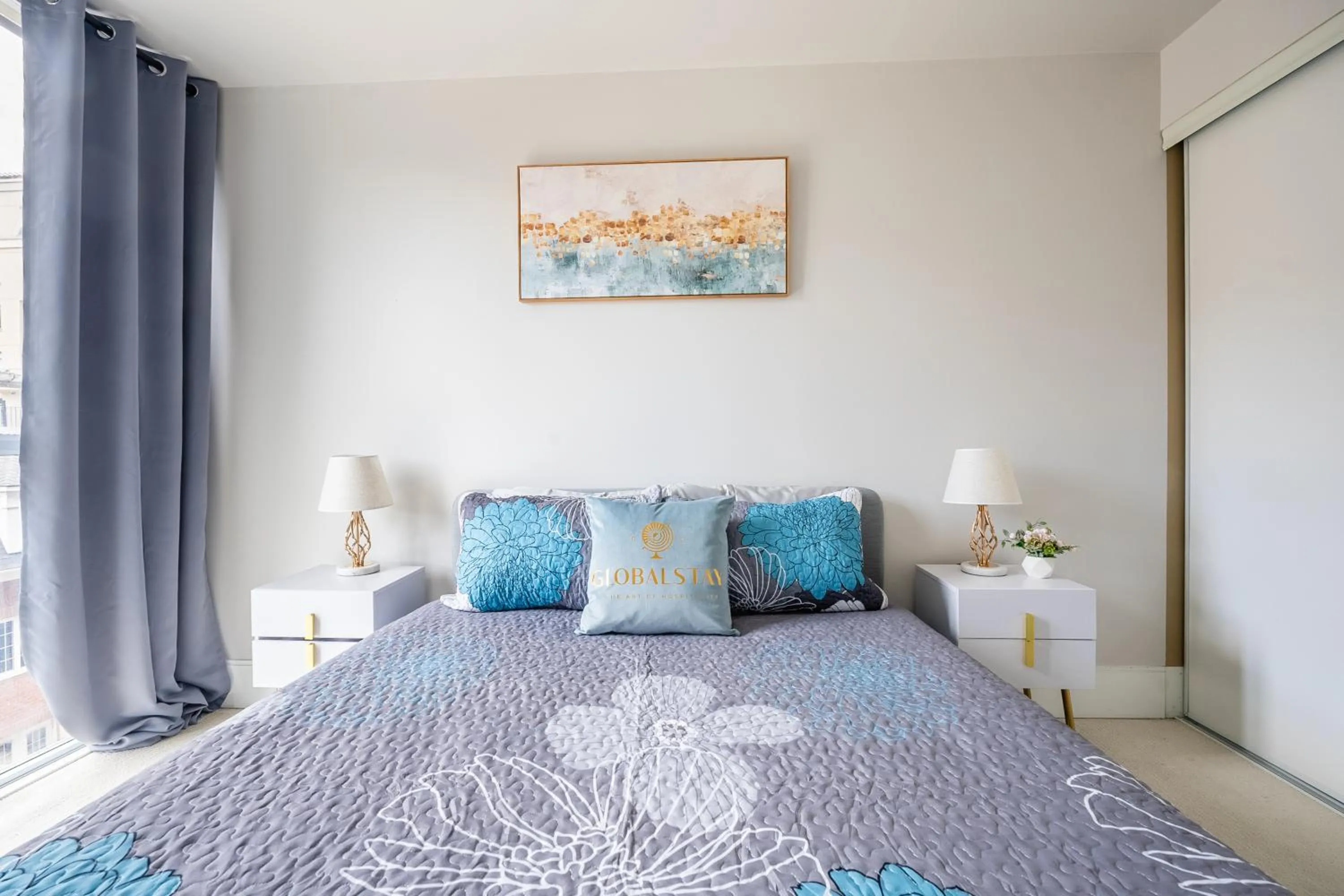 Bed in GLOBALSTAY Elegant Downtown Apartments