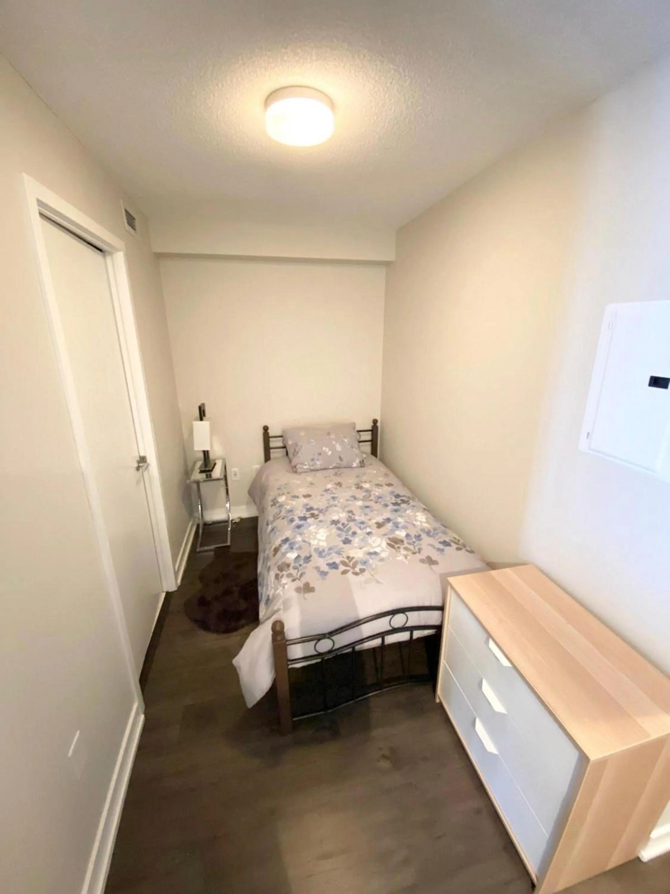 Bed in GLOBALSTAY Elegant Downtown Apartments