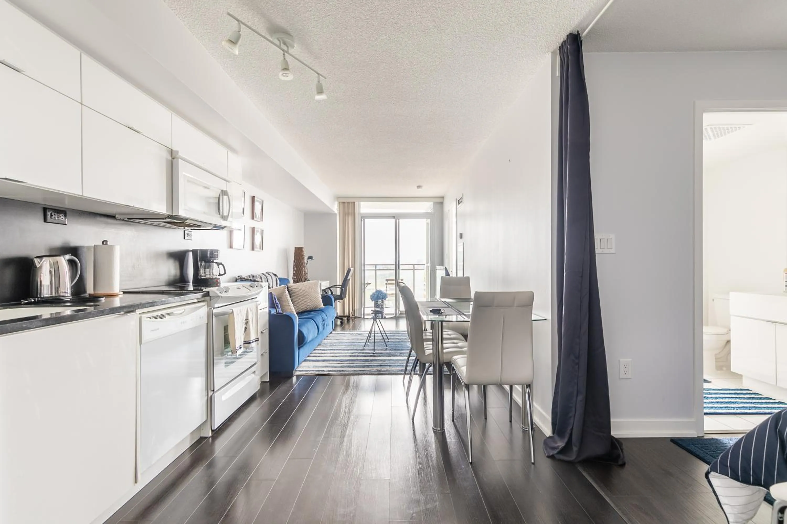 Kitchen or kitchenette in GLOBALSTAY Elegant Downtown Apartments