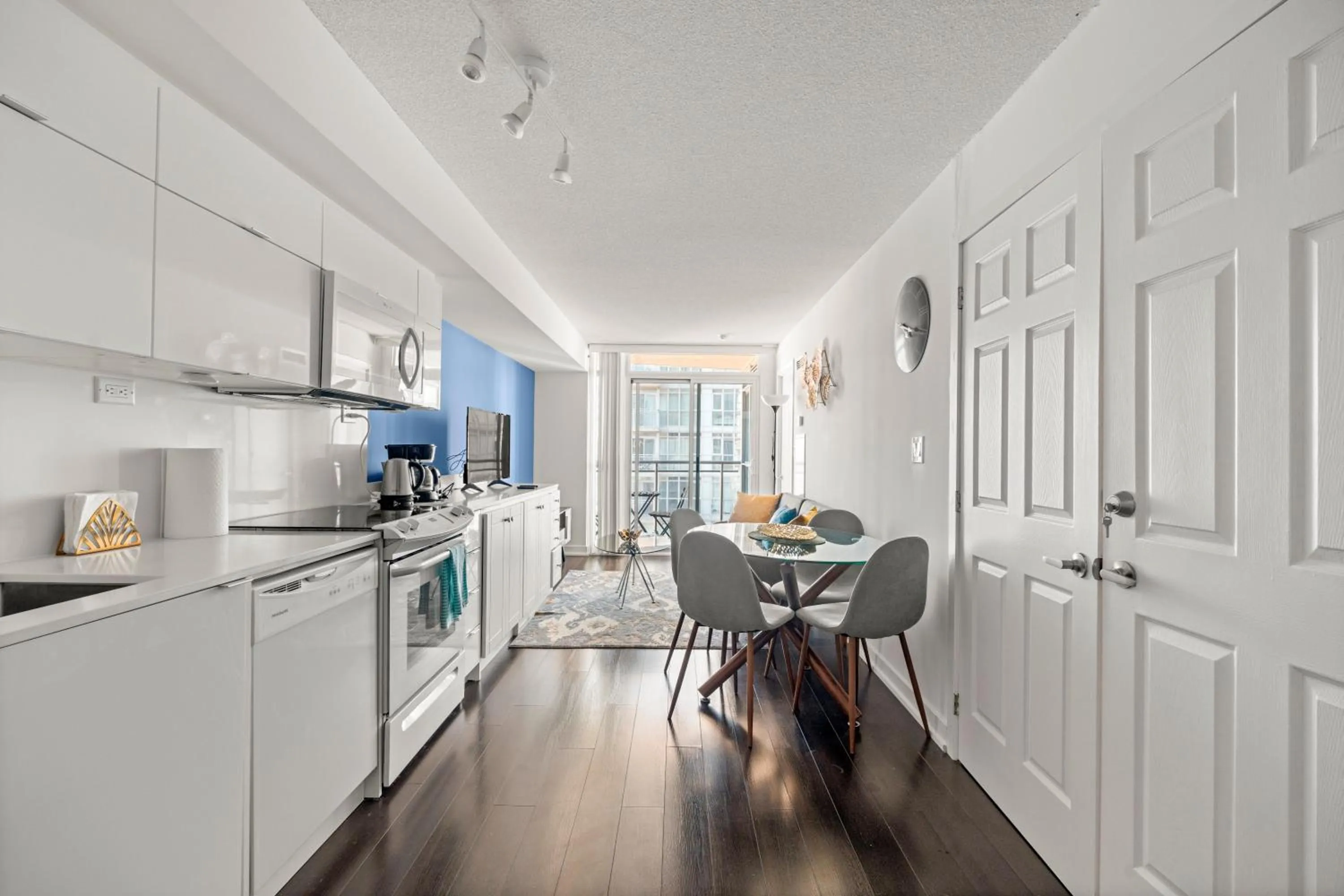 Kitchen or kitchenette in GLOBALSTAY Elegant Downtown Apartments
