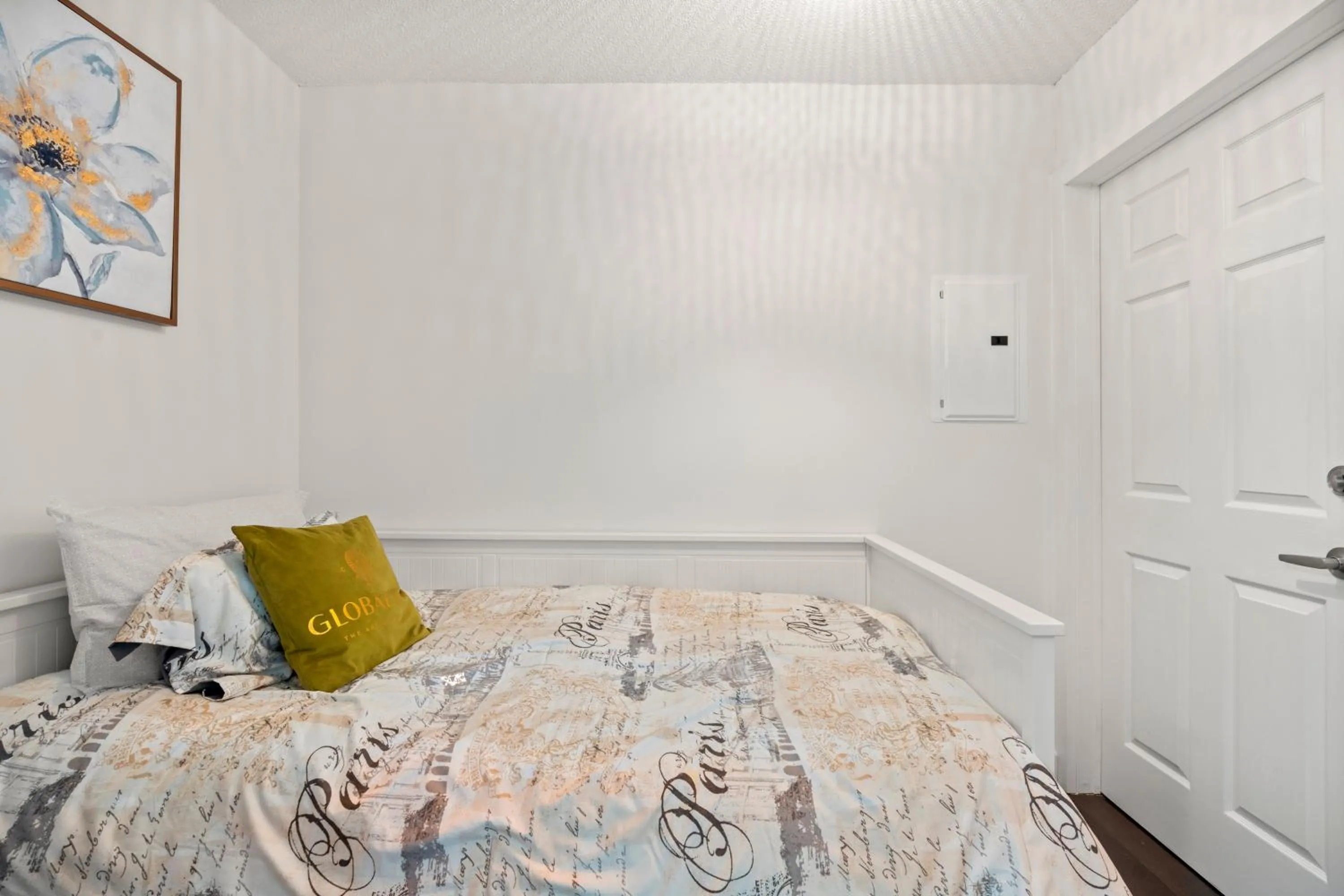 Bed in GLOBALSTAY Elegant Downtown Apartments