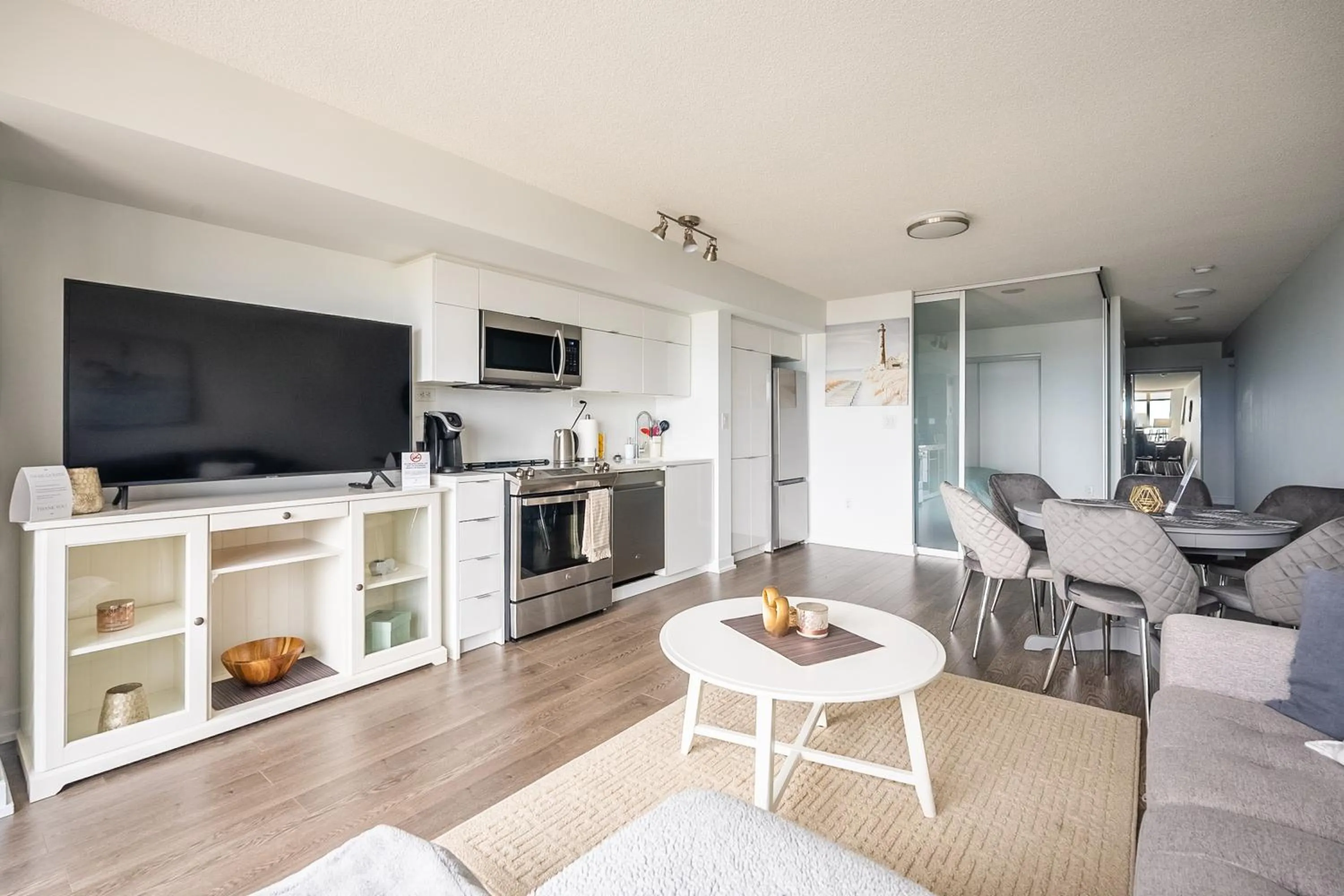 Kitchen or kitchenette in GLOBALSTAY Elegant Downtown Apartments