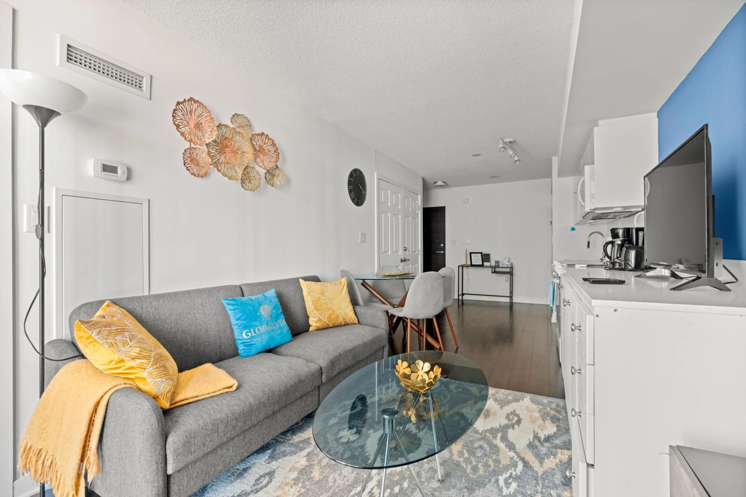 TV and multimedia in GLOBALSTAY Elegant Downtown Apartments