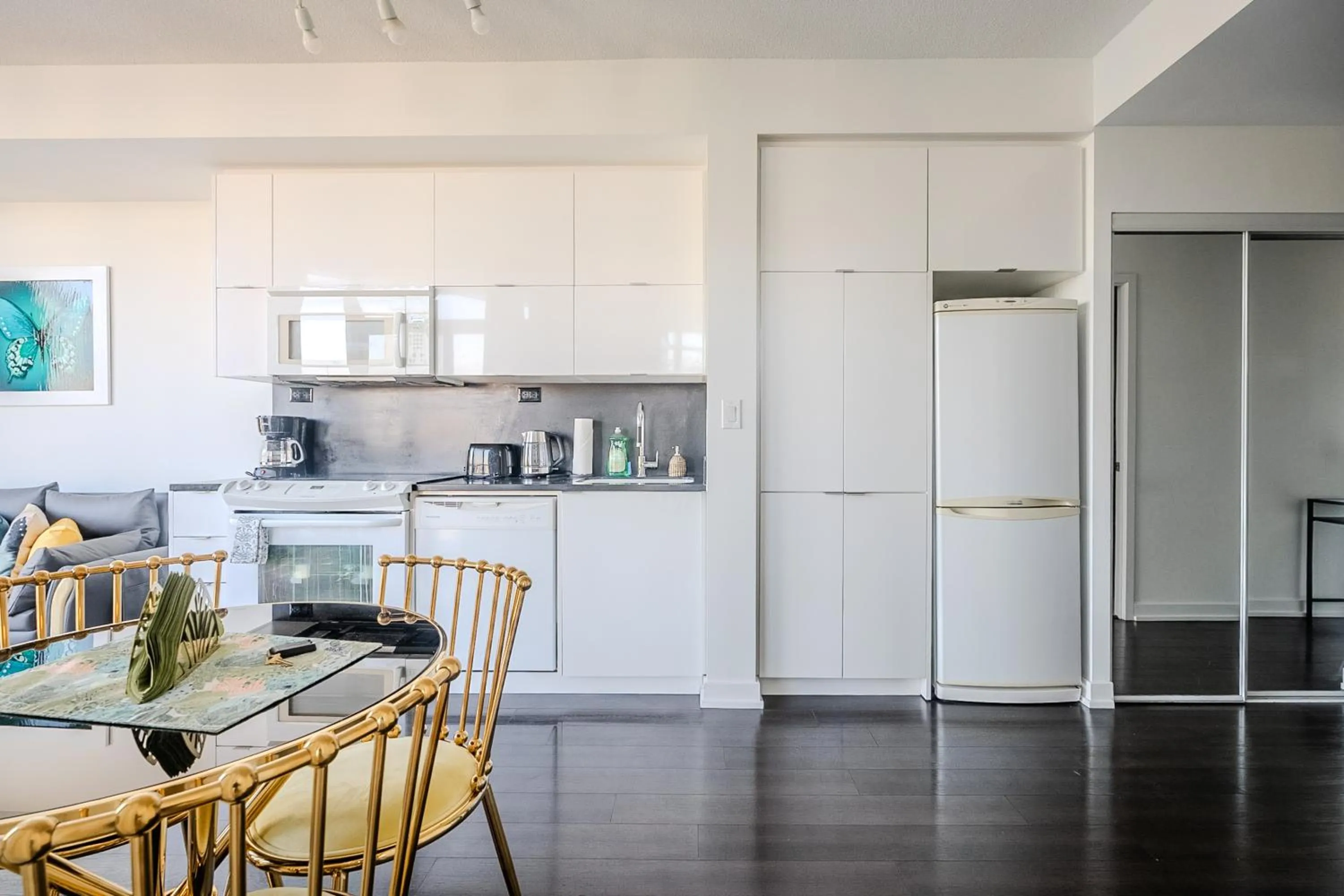 Kitchen or kitchenette in GLOBALSTAY Elegant Downtown Apartments