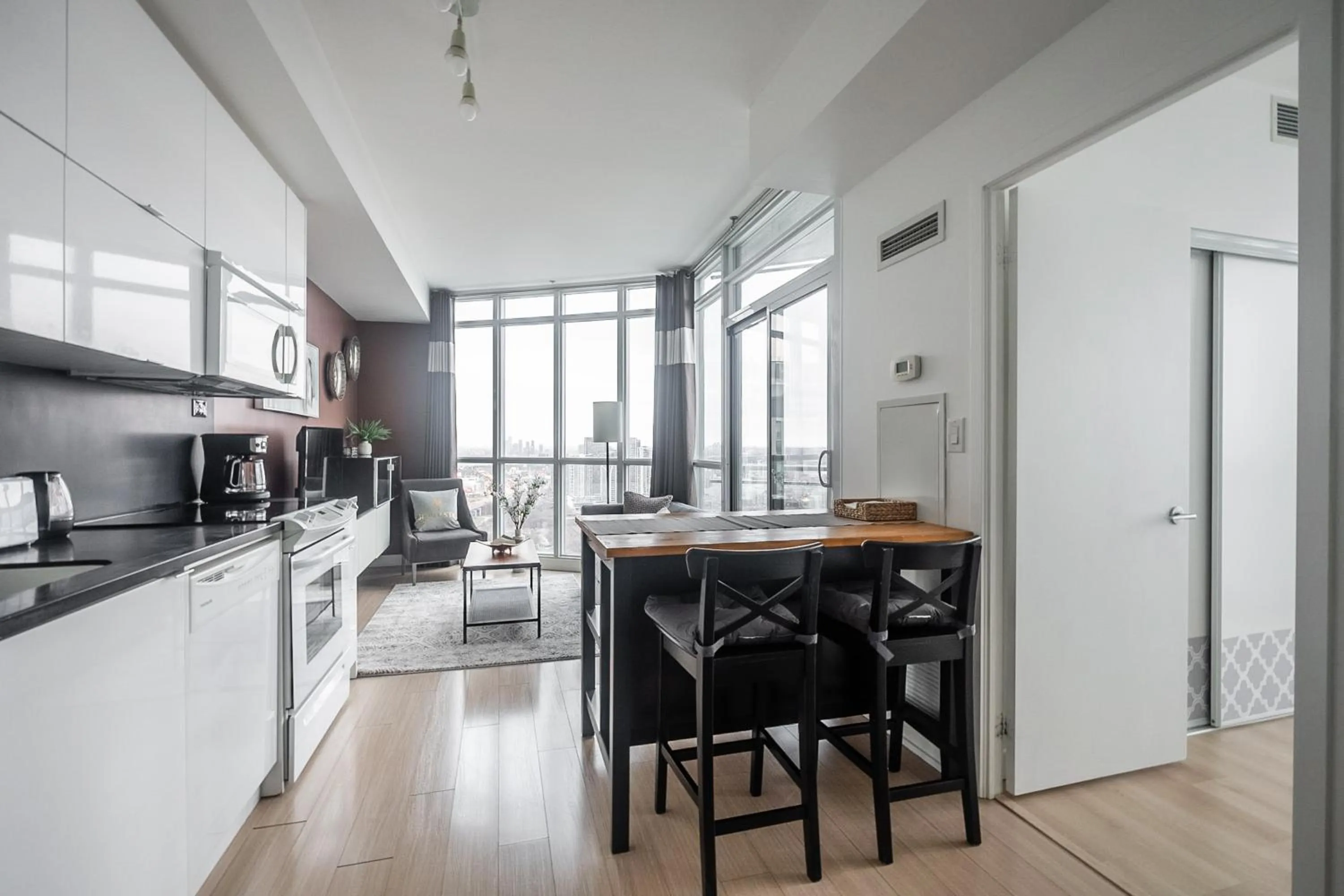 Kitchen or kitchenette in GLOBALSTAY Elegant Downtown Apartments