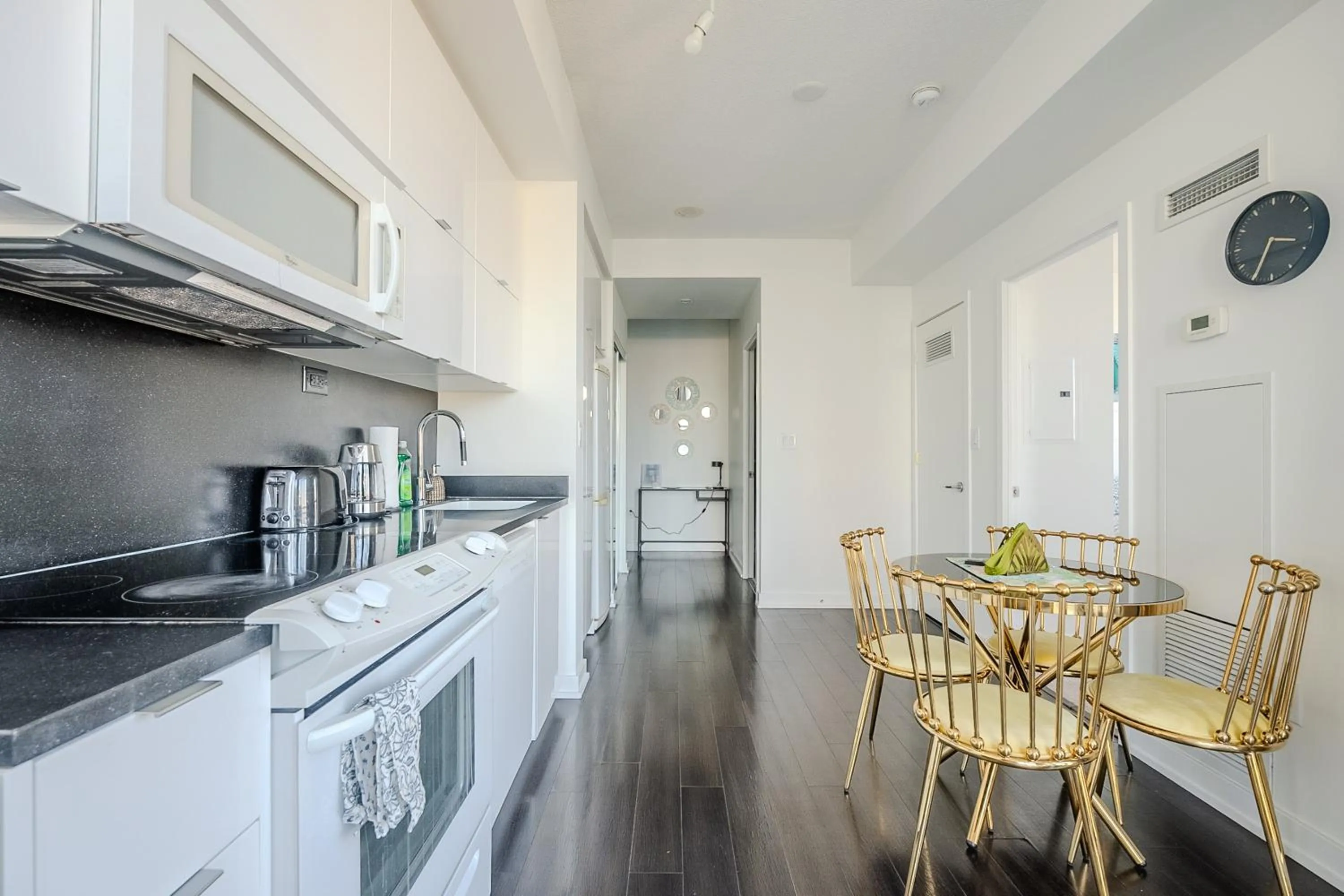 Kitchen or kitchenette in GLOBALSTAY Elegant Downtown Apartments