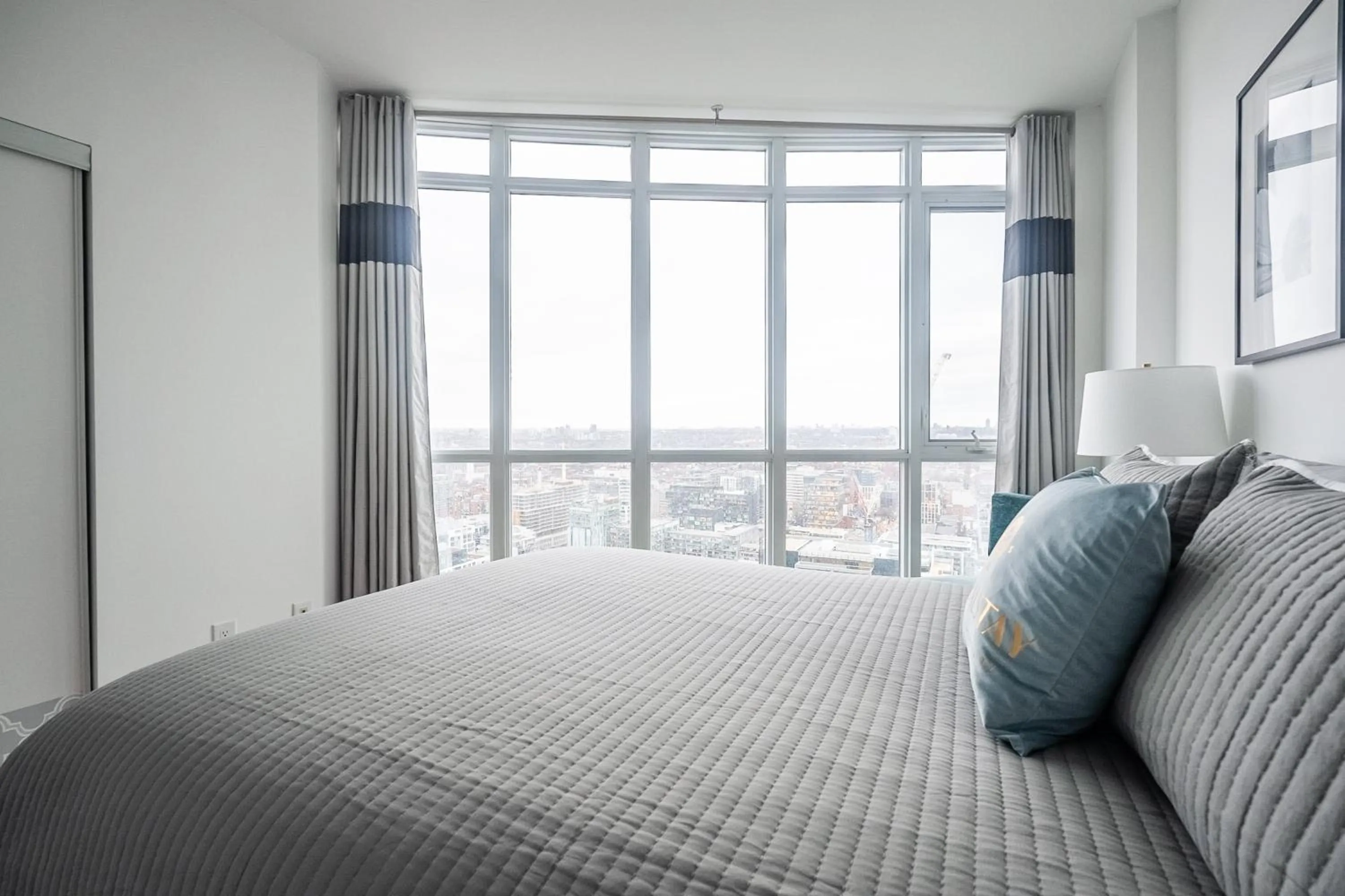 Bed in GLOBALSTAY Elegant Downtown Apartments