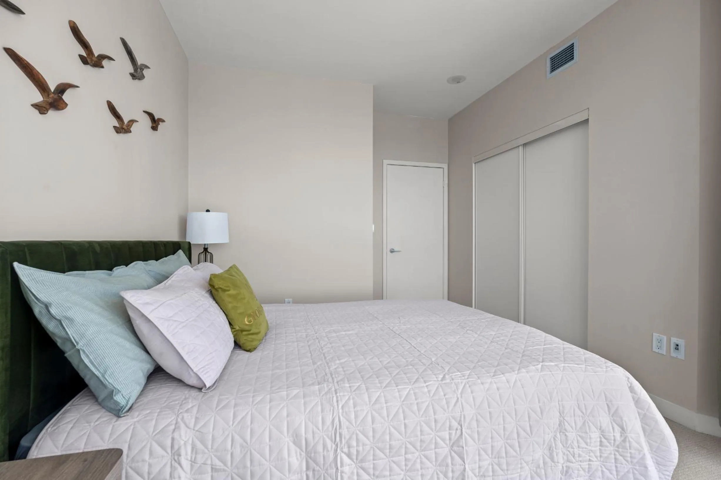 Bed in GLOBALSTAY Elegant Downtown Apartments