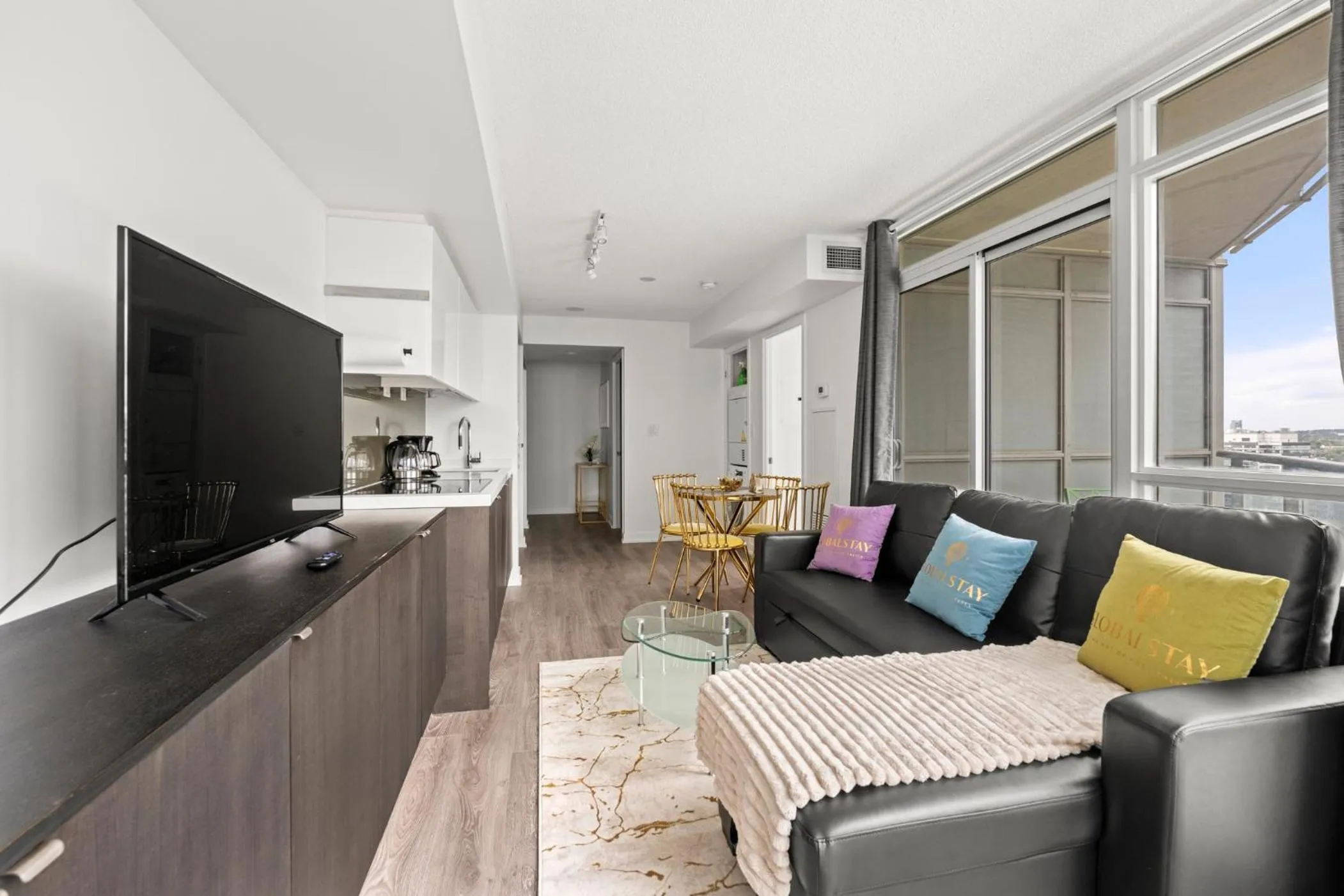 TV and multimedia in GLOBALSTAY Elegant Downtown Apartments