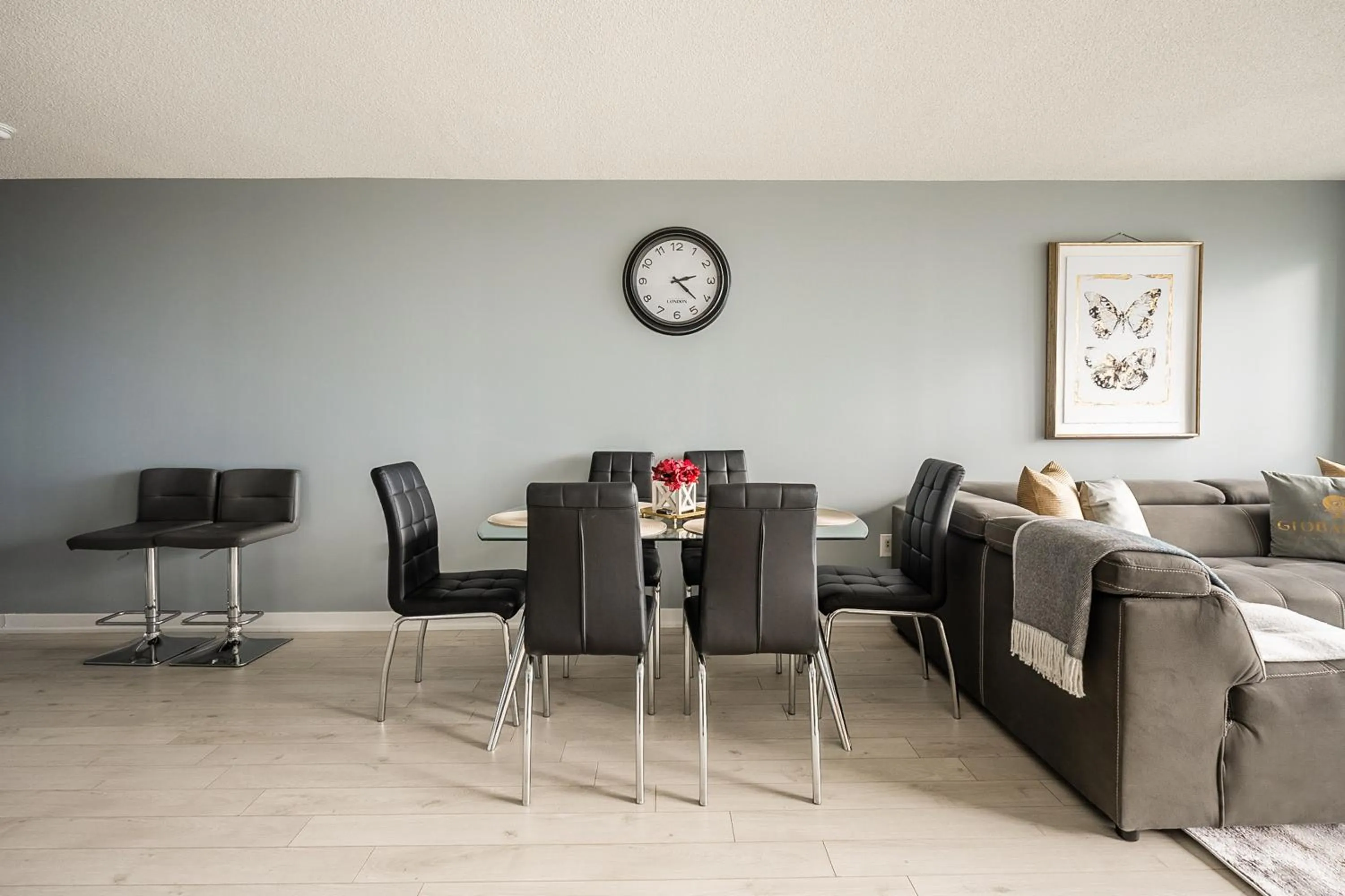 Dining area in GLOBALSTAY Elegant Downtown Apartments
