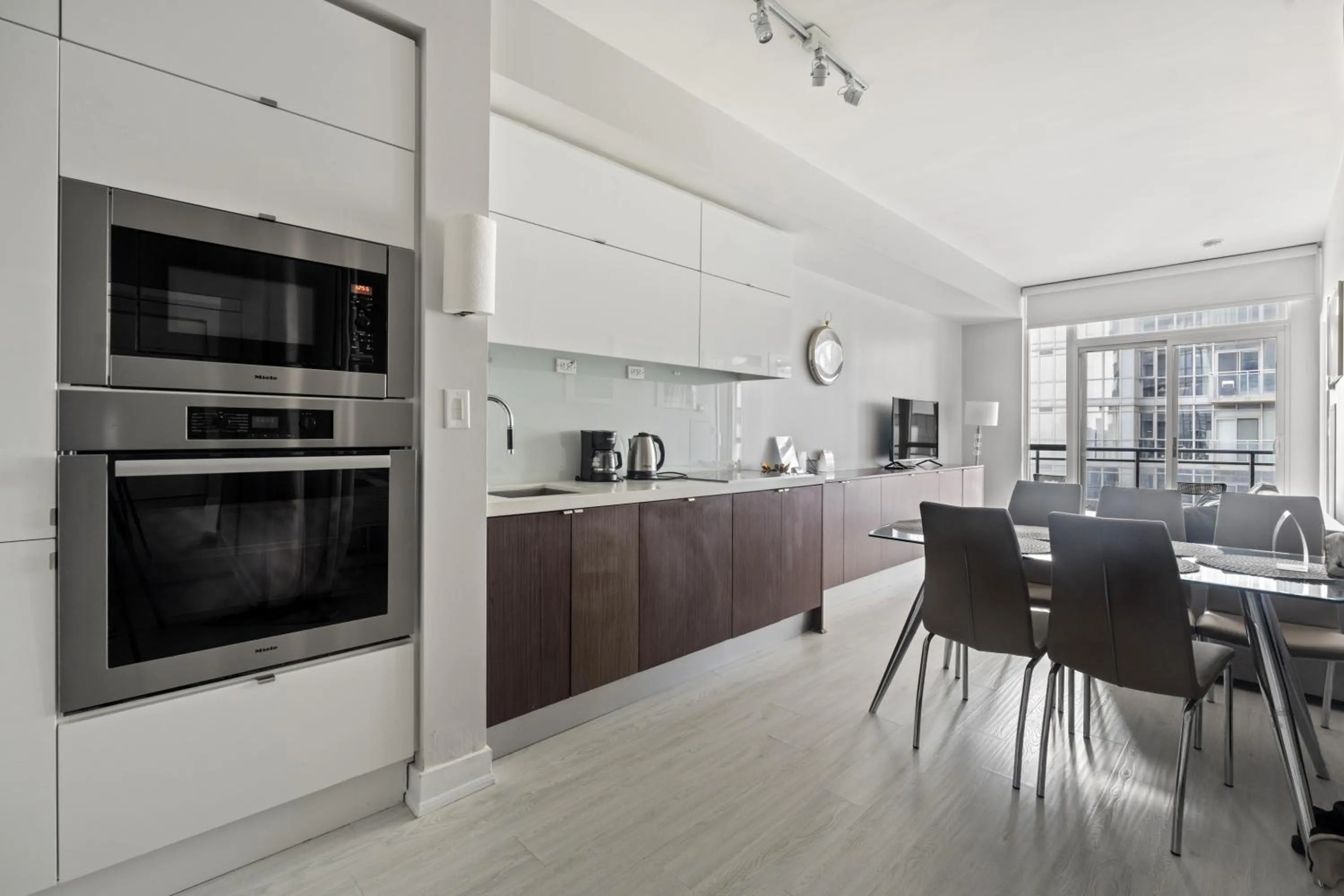 Kitchen or kitchenette in GLOBALSTAY Elegant Downtown Apartments