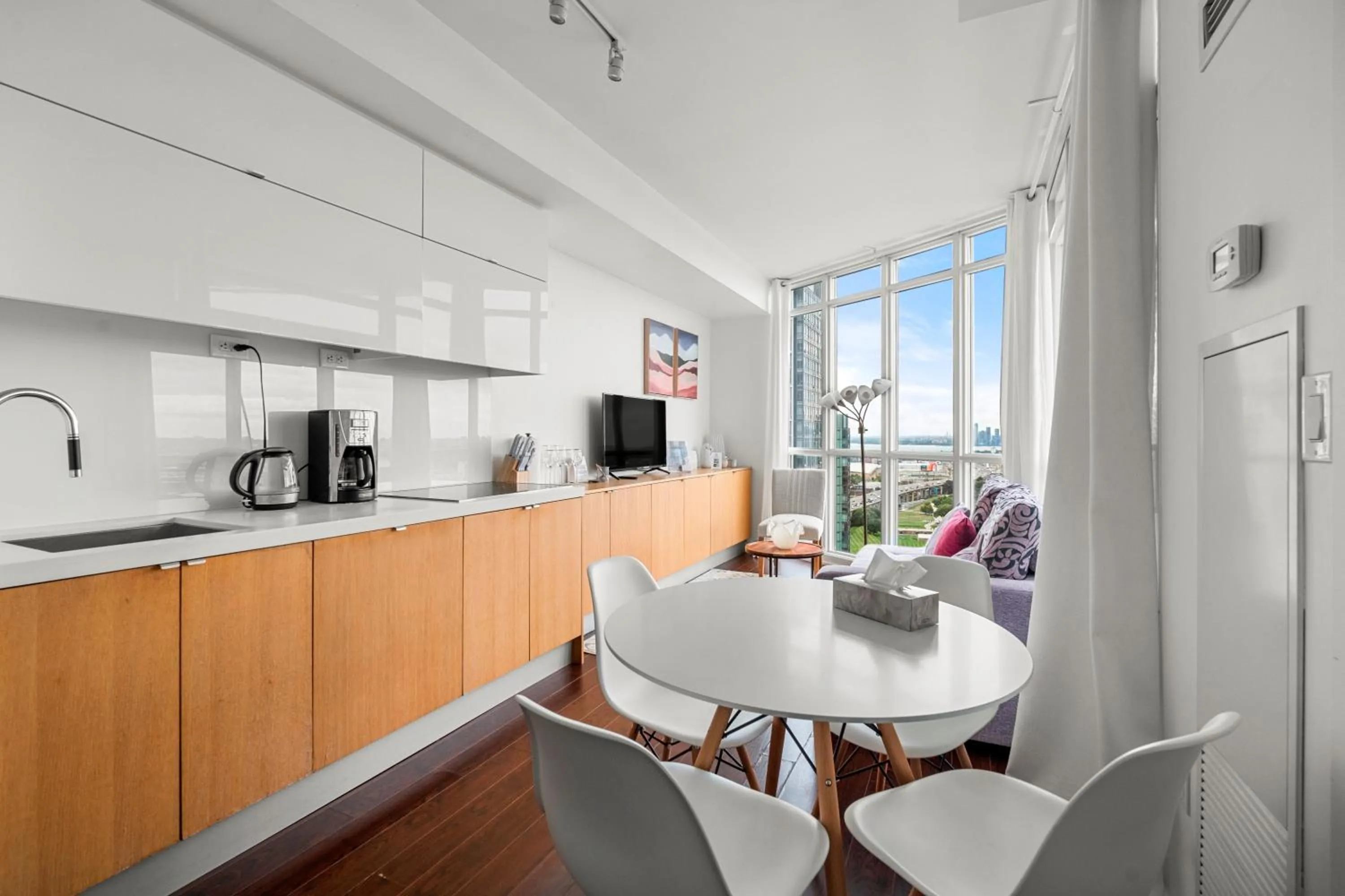 Kitchen or kitchenette in GLOBALSTAY Elegant Downtown Apartments