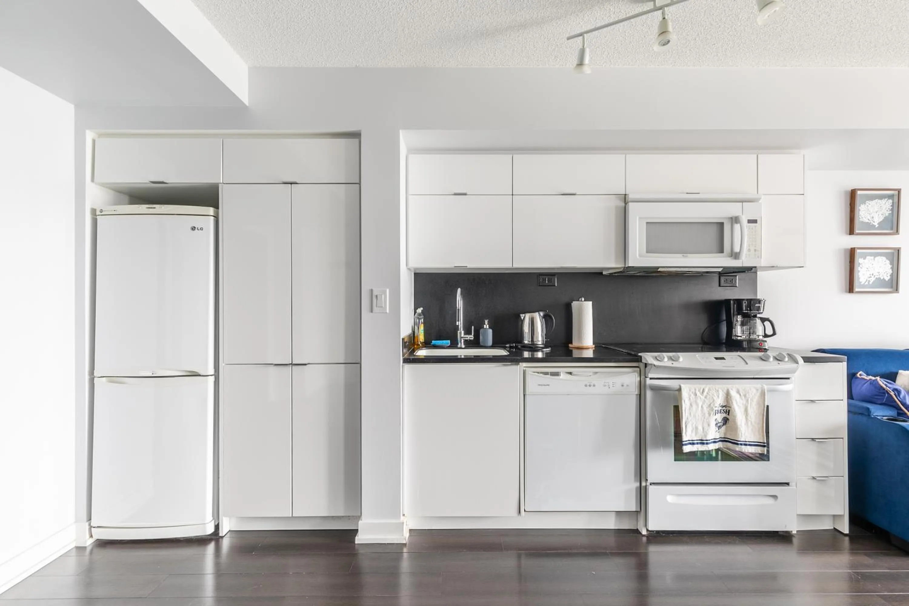 Kitchen or kitchenette in GLOBALSTAY Elegant Downtown Apartments