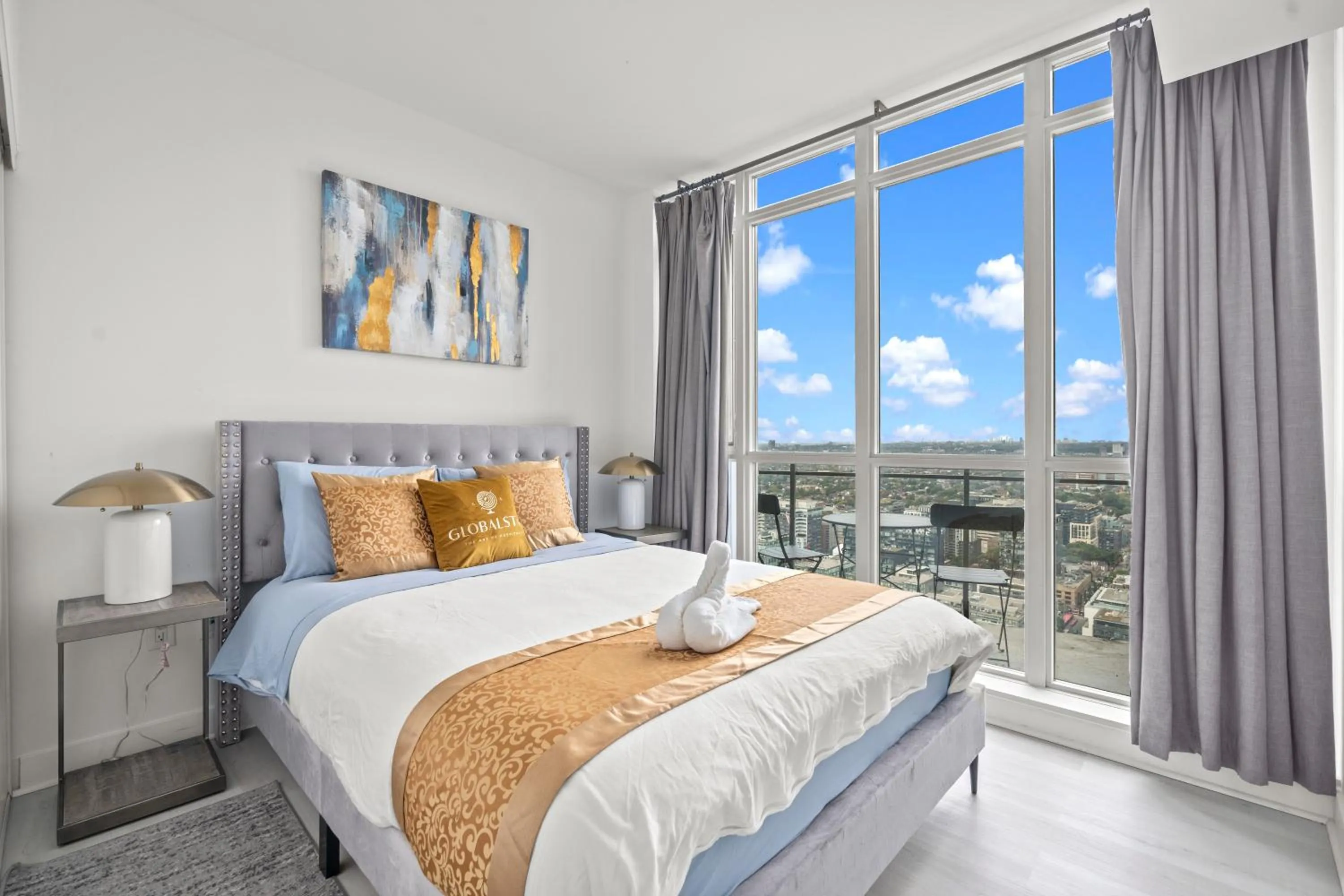 Bed in GLOBALSTAY Elegant Downtown Apartments