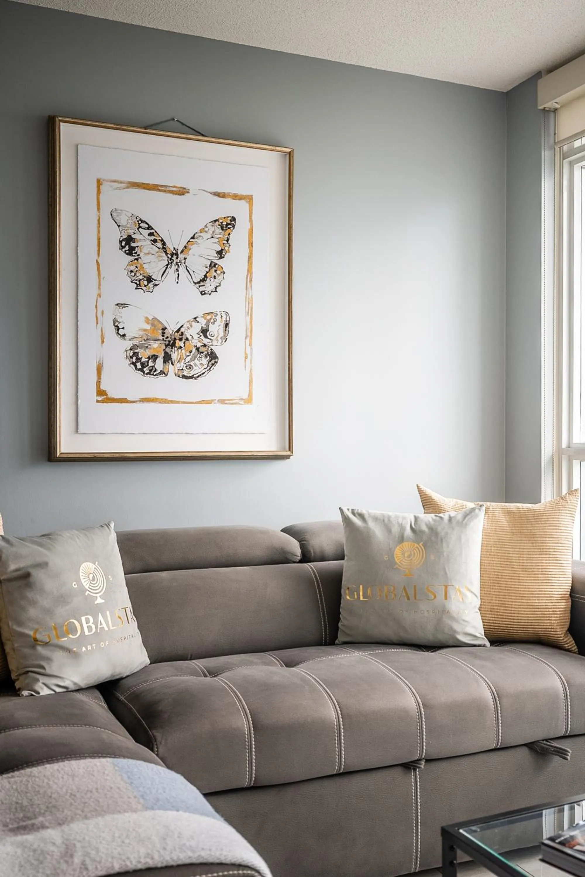 Living room in GLOBALSTAY Elegant Downtown Apartments