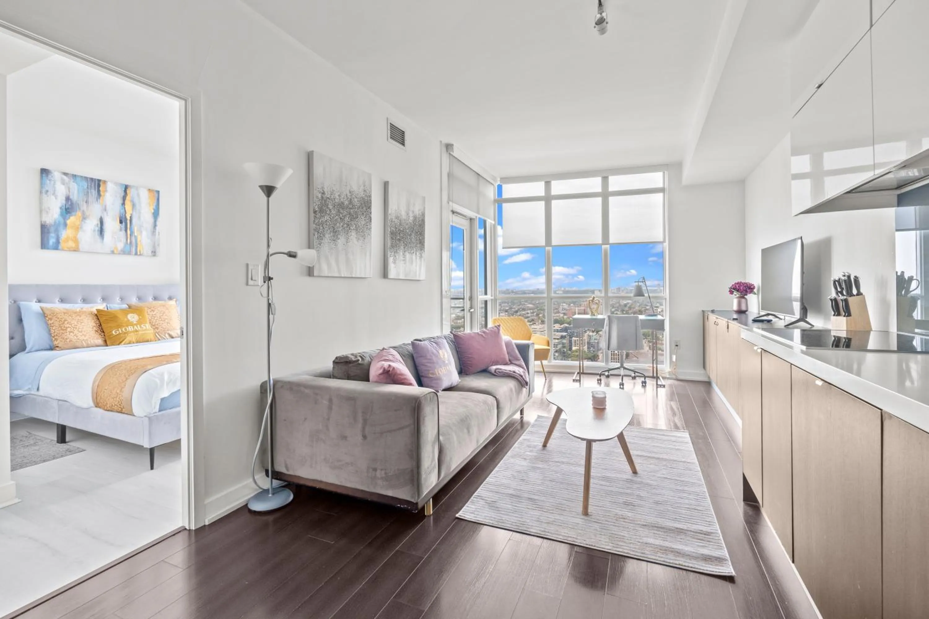 Bed in GLOBALSTAY Elegant Downtown Apartments