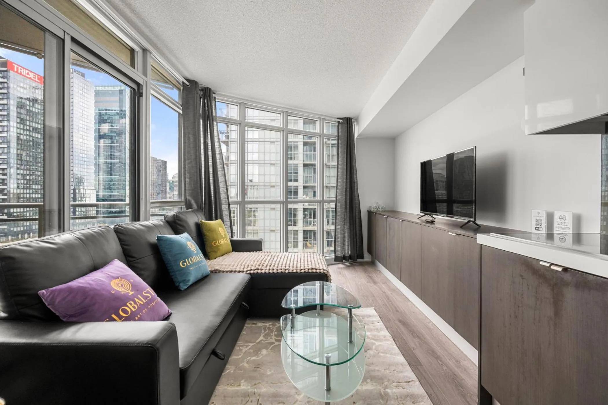 TV and multimedia in GLOBALSTAY Elegant Downtown Apartments