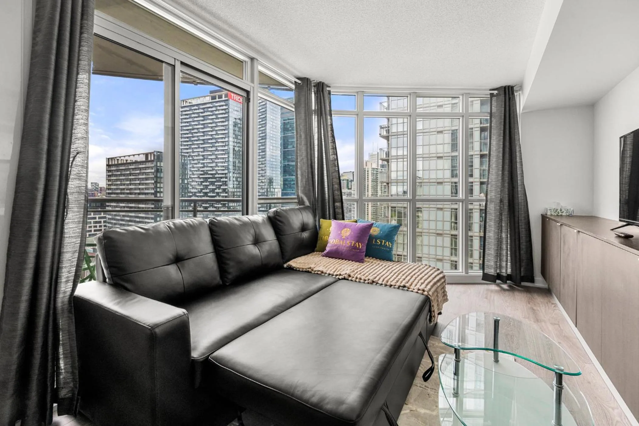 TV and multimedia in GLOBALSTAY Elegant Downtown Apartments