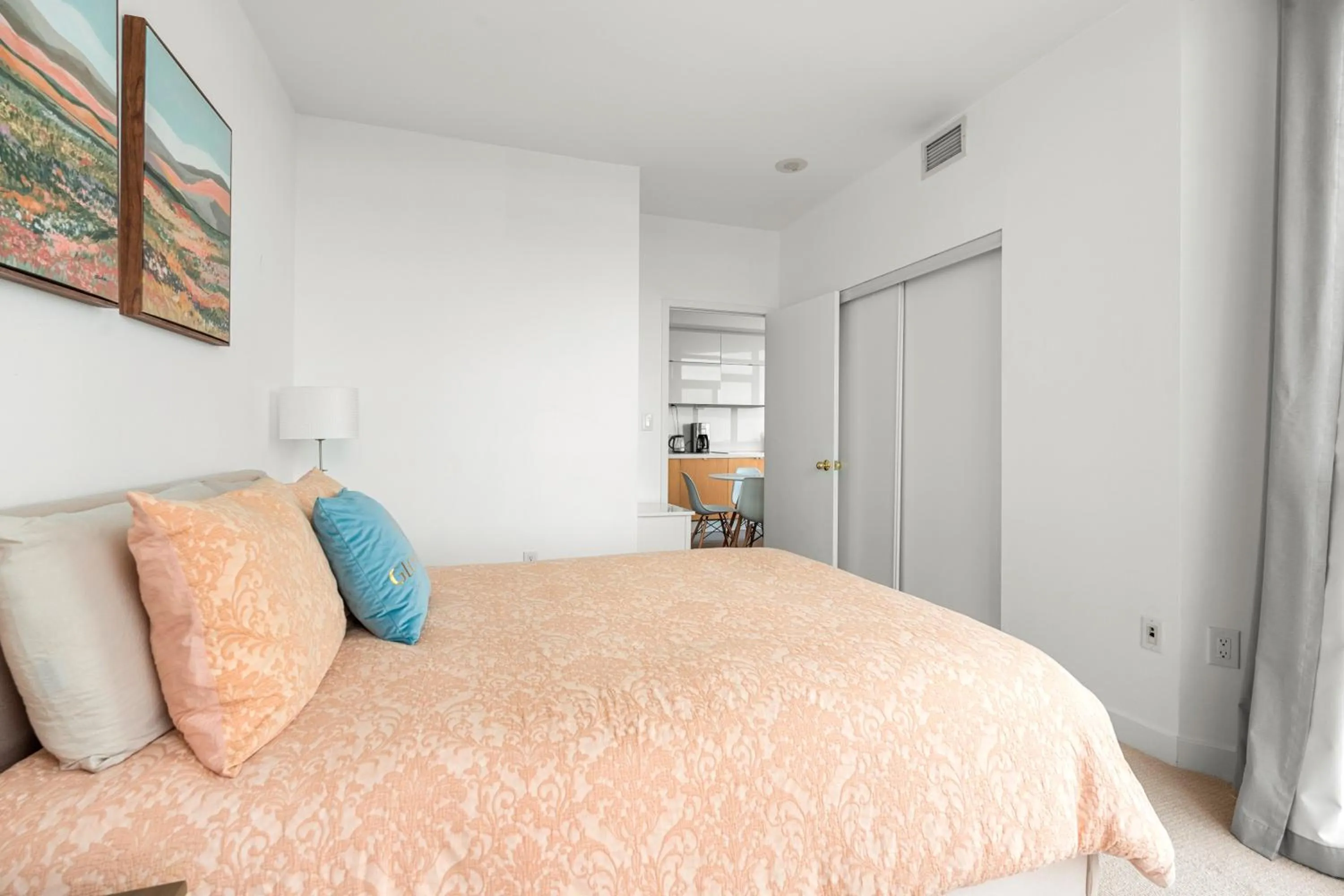 Bed in GLOBALSTAY Elegant Downtown Apartments