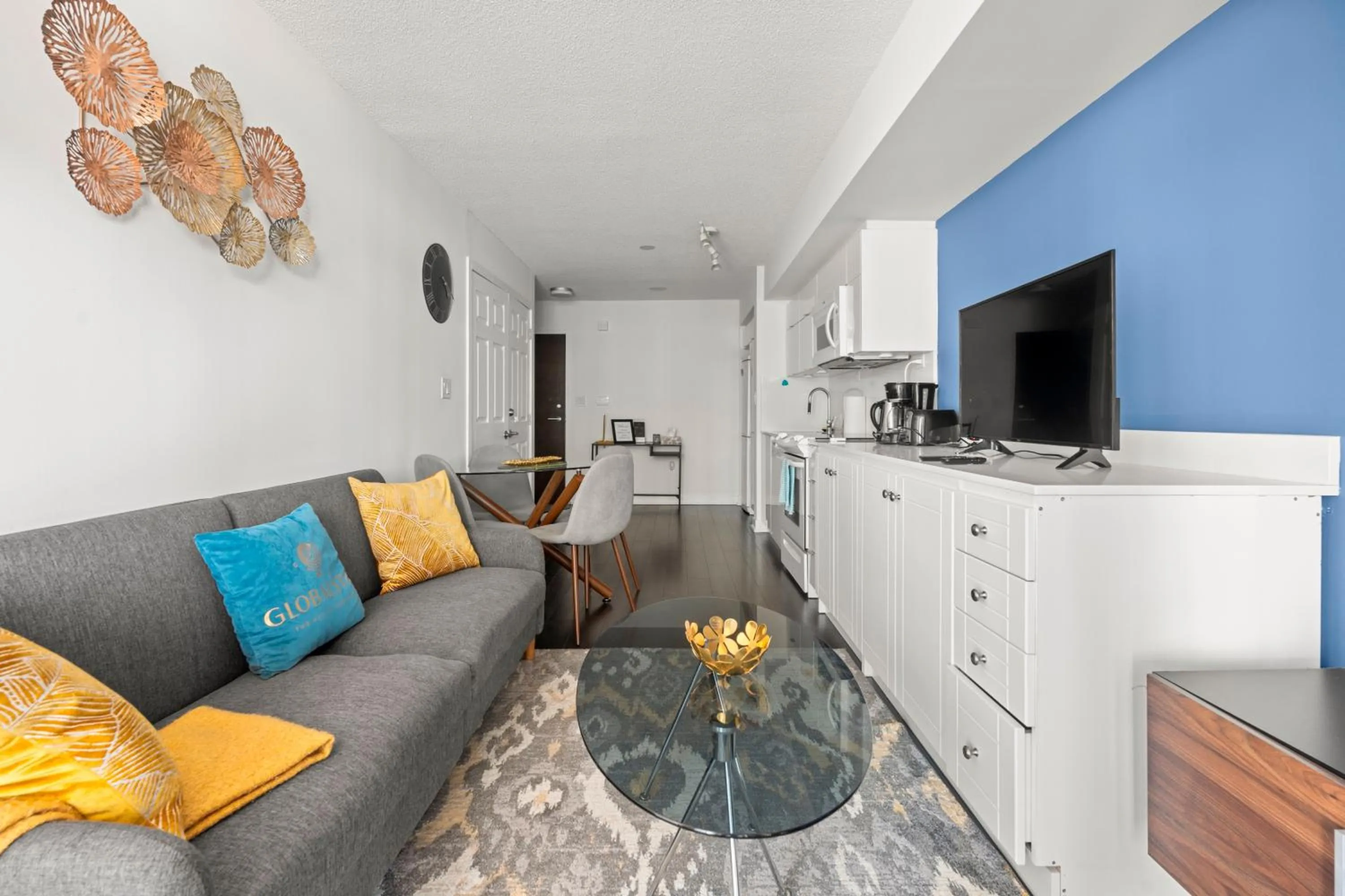 TV and multimedia in GLOBALSTAY Elegant Downtown Apartments