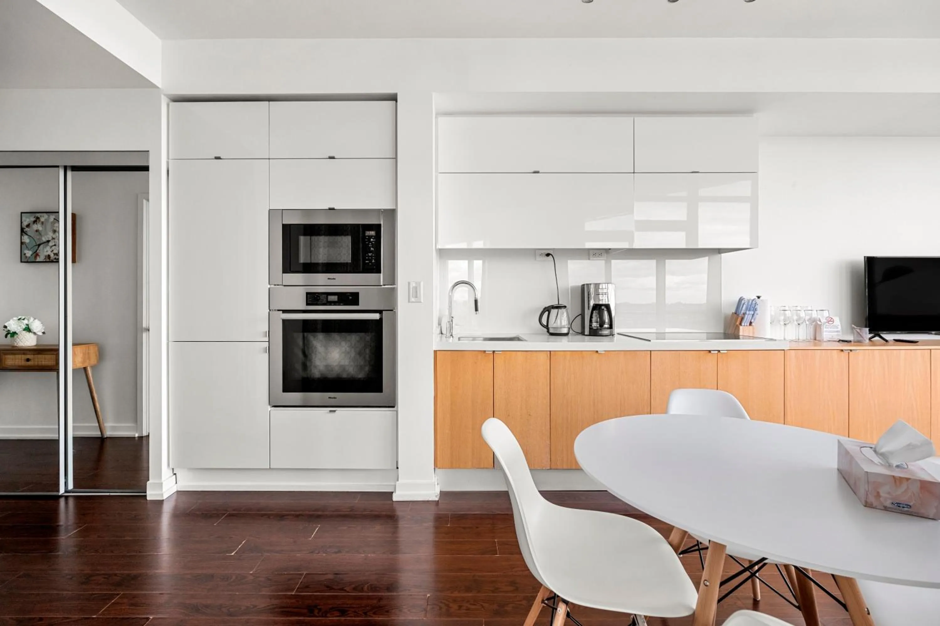 Kitchen or kitchenette in GLOBALSTAY Elegant Downtown Apartments