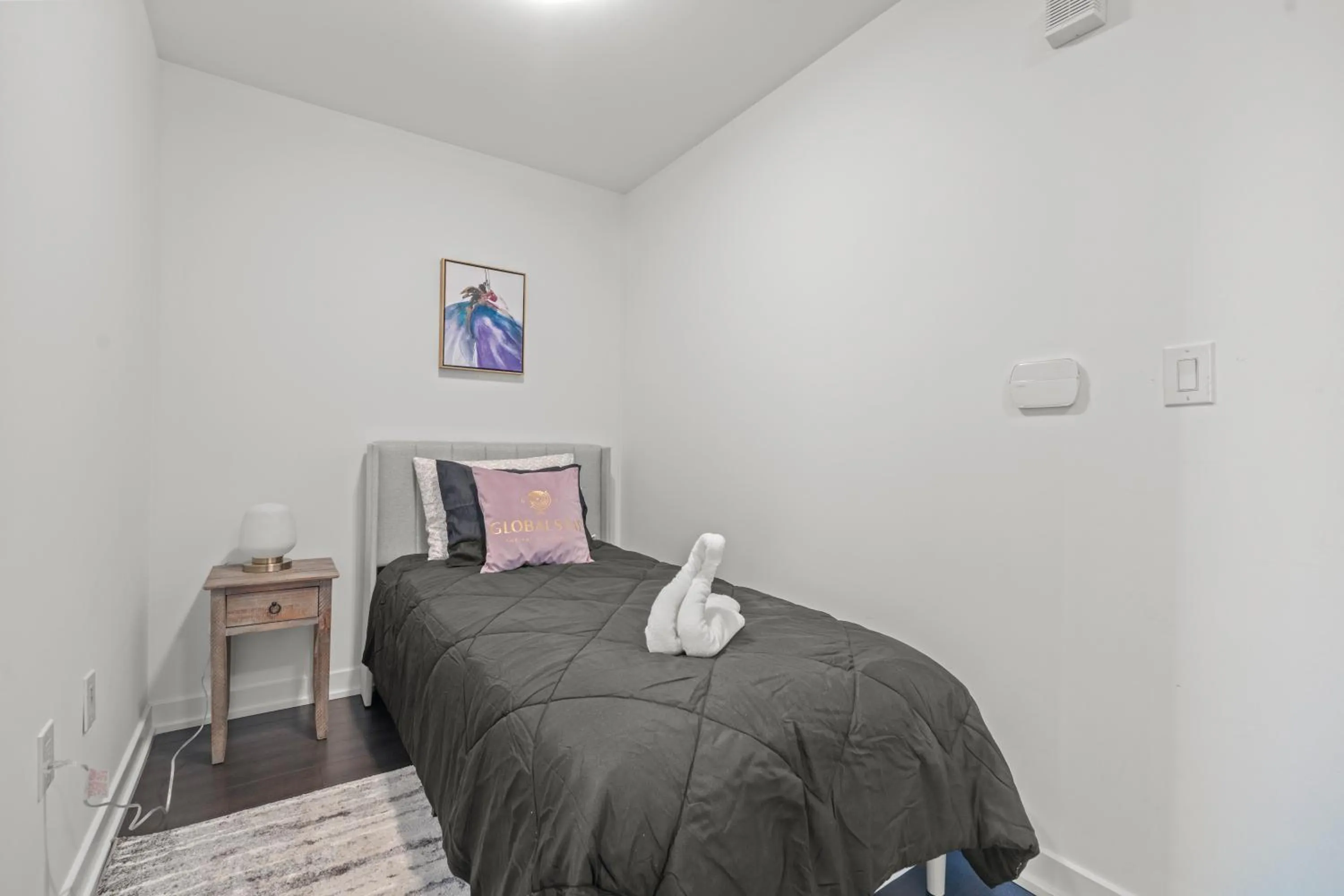 Bed in GLOBALSTAY Elegant Downtown Apartments