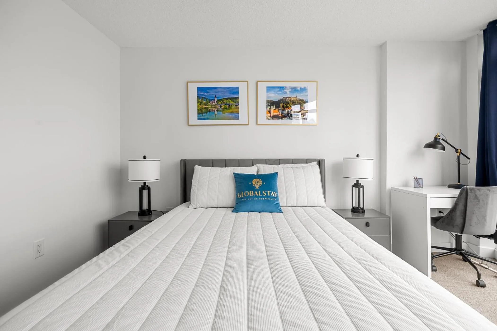 Bed in GLOBALSTAY Elegant Downtown Apartments