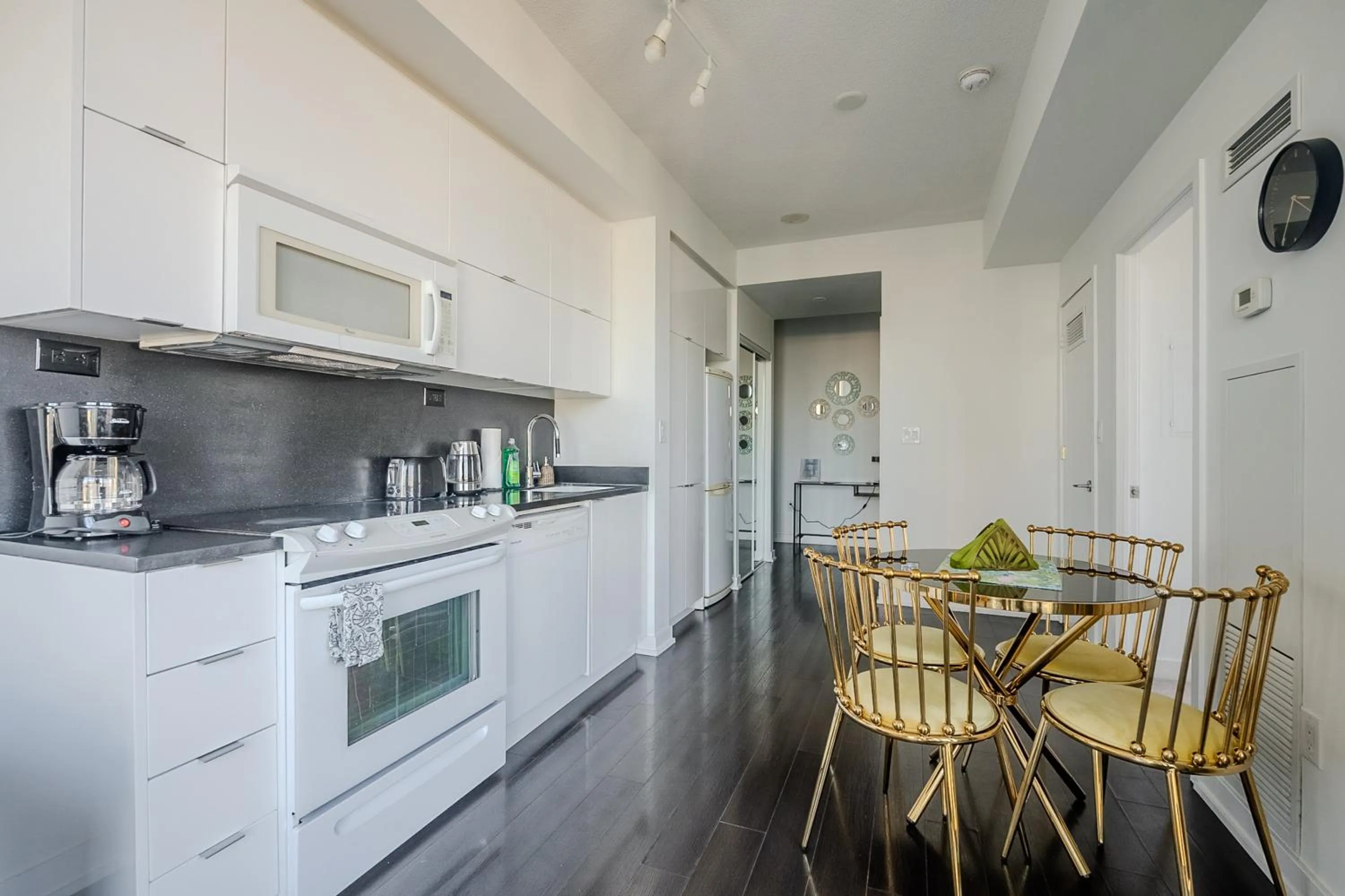Kitchen or kitchenette in GLOBALSTAY Elegant Downtown Apartments