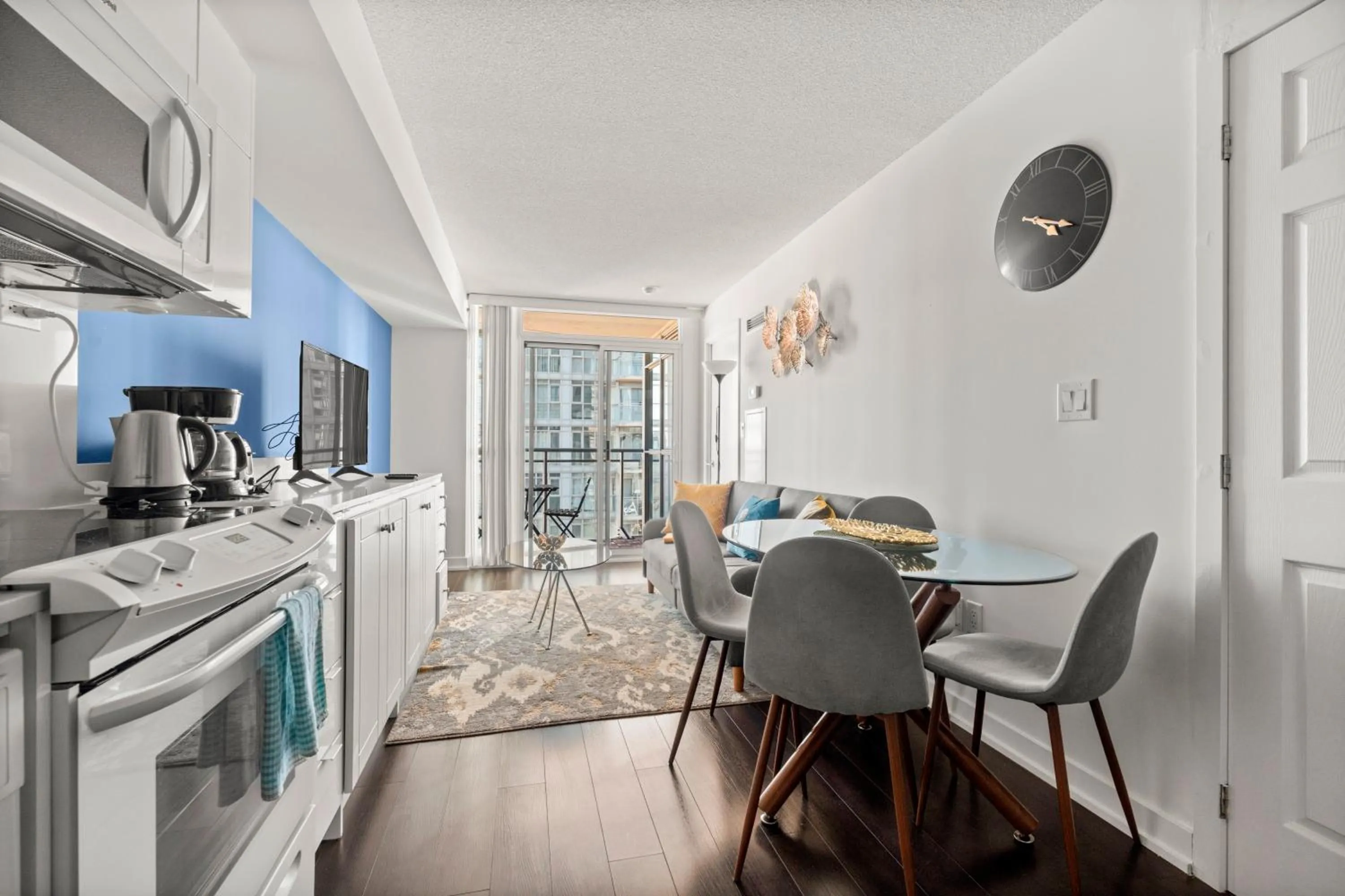 Kitchen or kitchenette in GLOBALSTAY Elegant Downtown Apartments