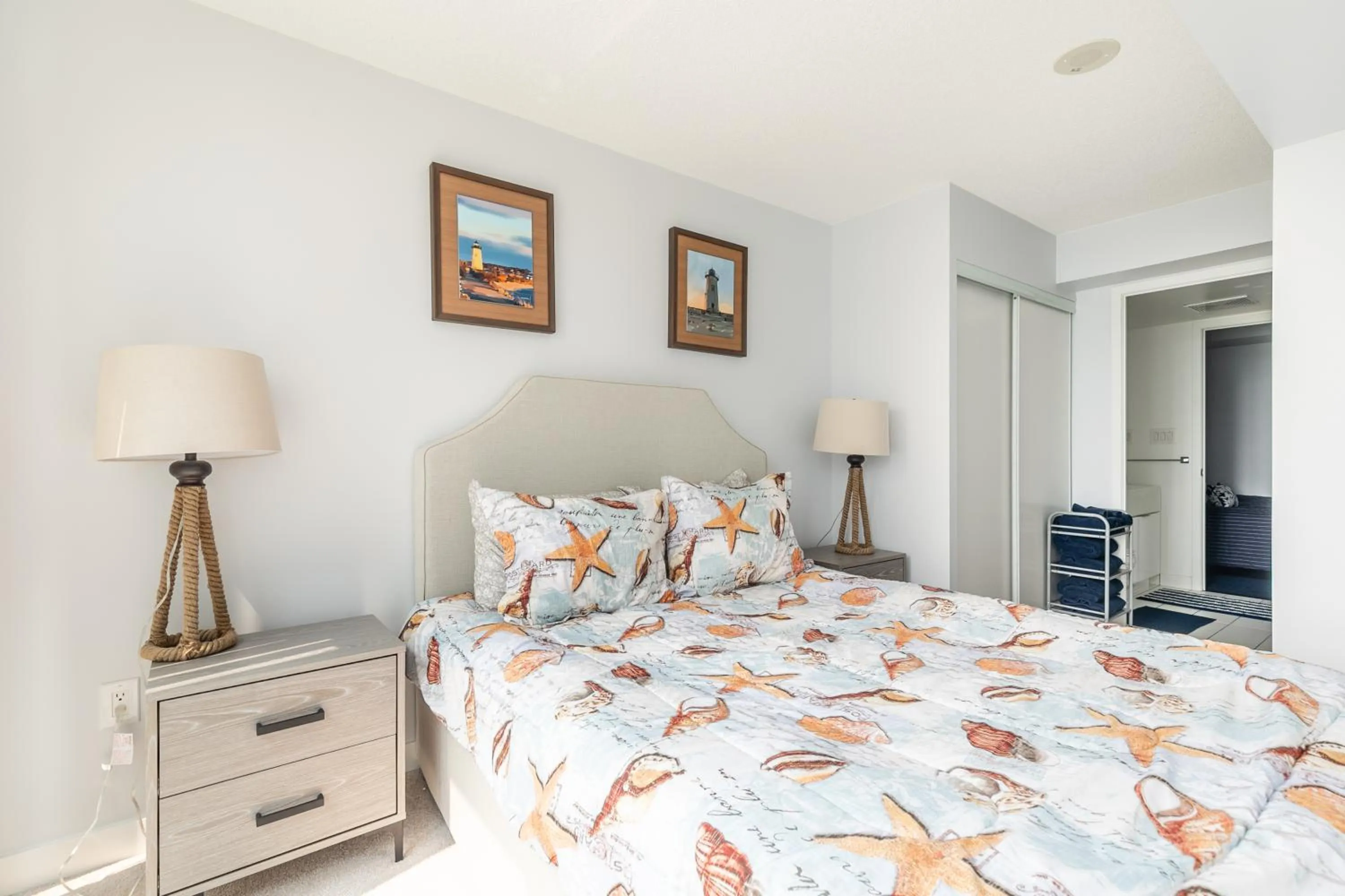 Bed in GLOBALSTAY Elegant Downtown Apartments