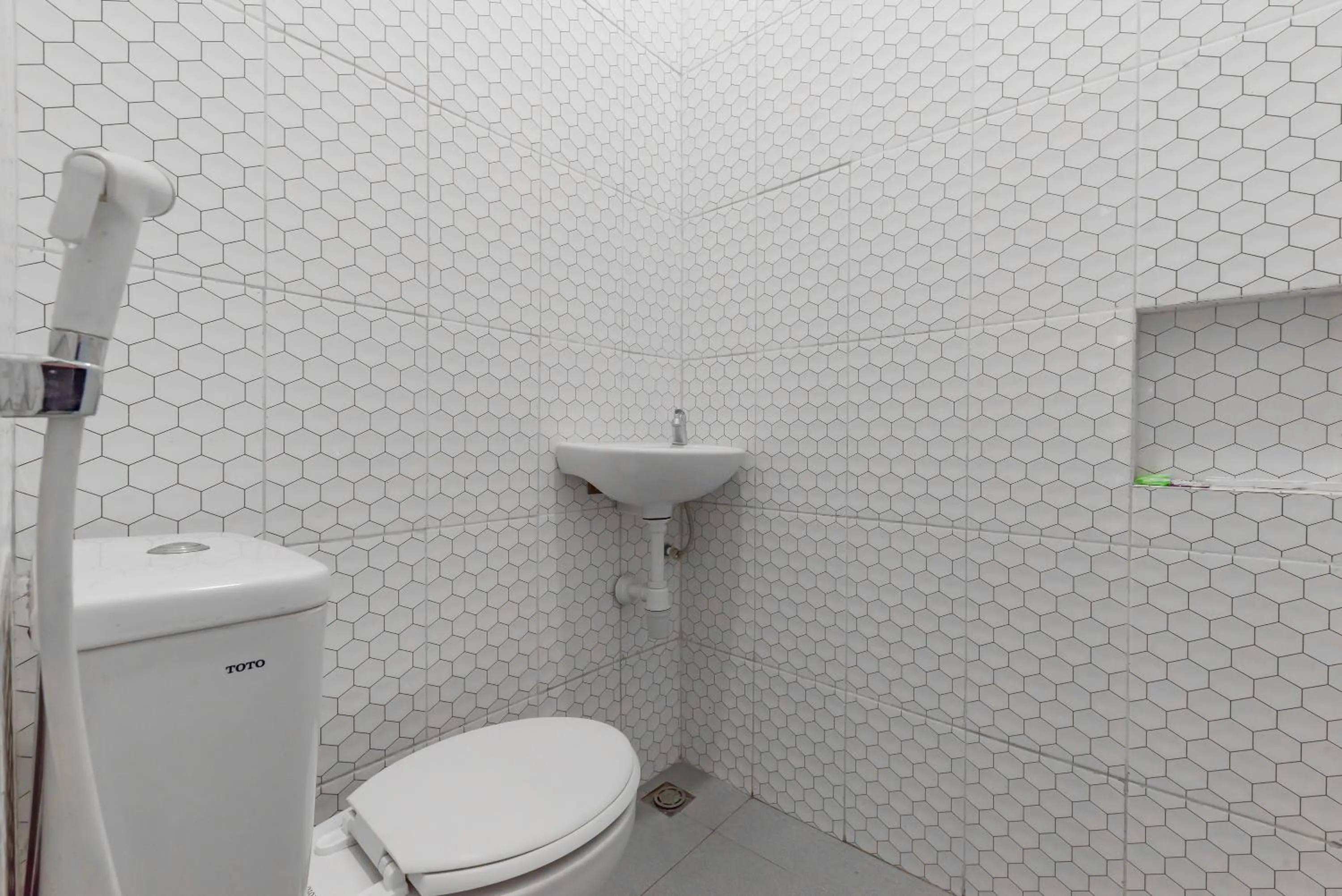 Bathroom in Urbanview Hotel Nakasya Burangrang