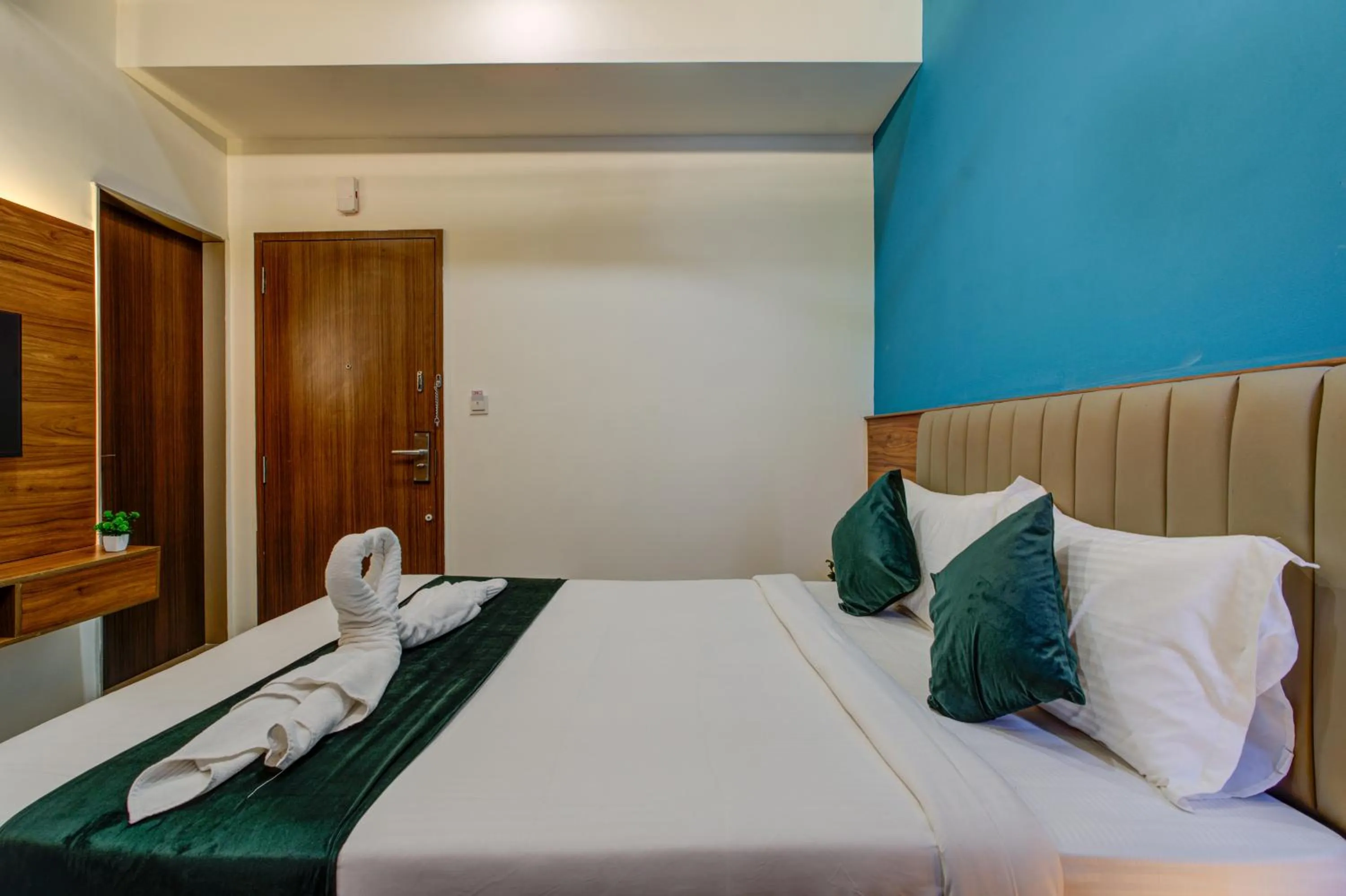 Bedroom, Bed in Silverkey Hotel Yelahanka