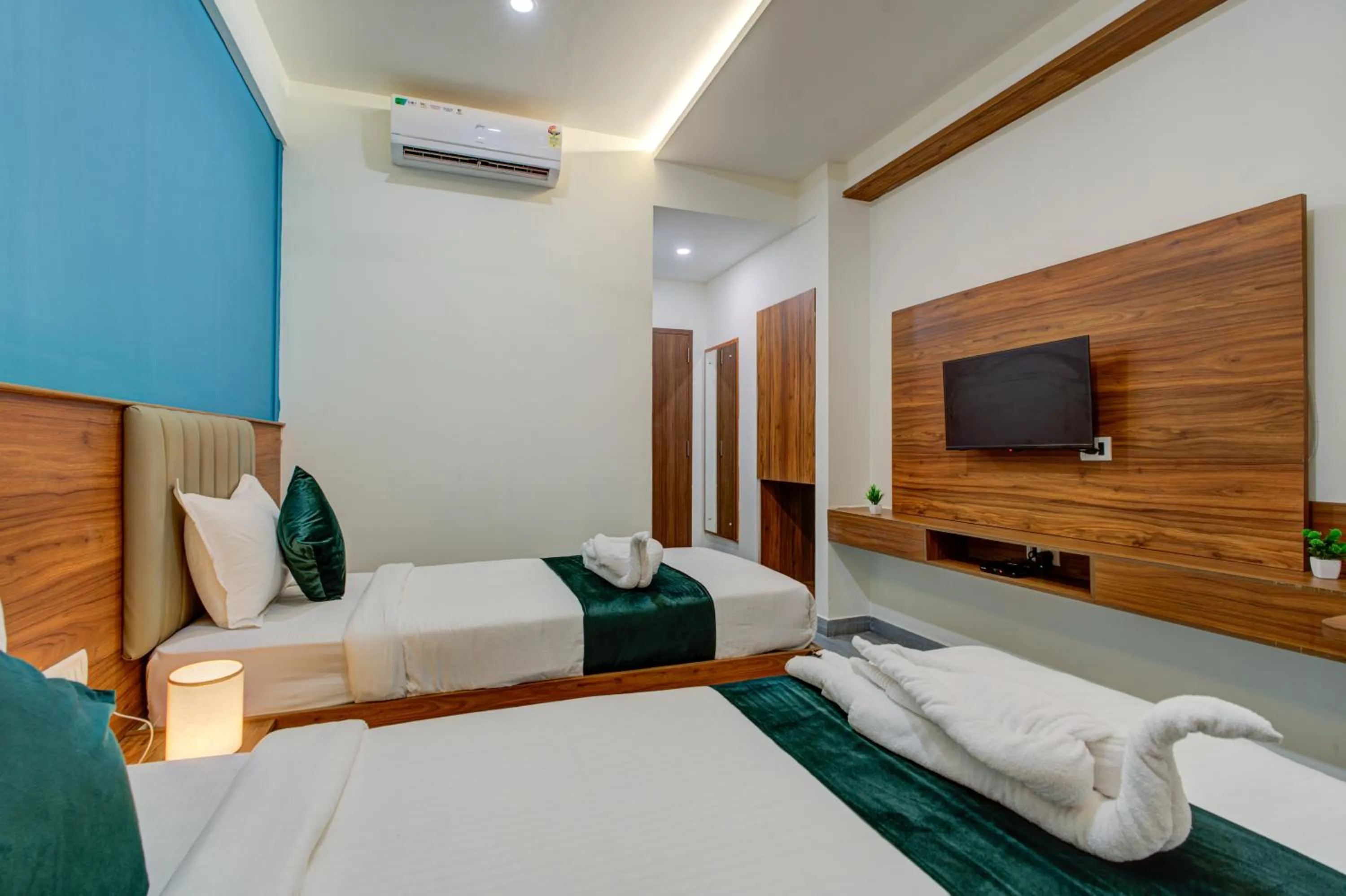 wardrobe, Bed in Silverkey Hotel Yelahanka