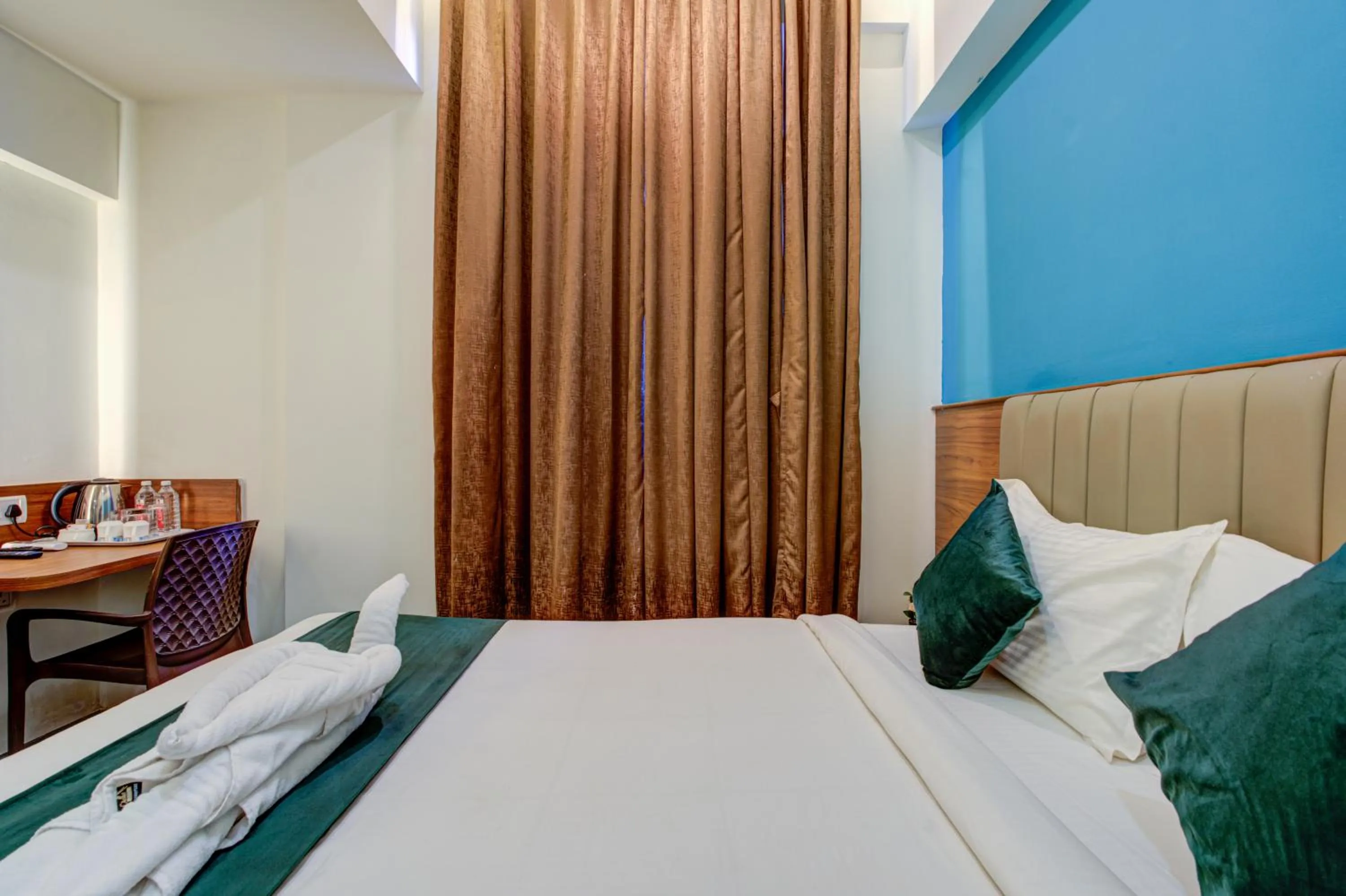 Photo of the whole room, Bed in Silverkey Hotel Yelahanka