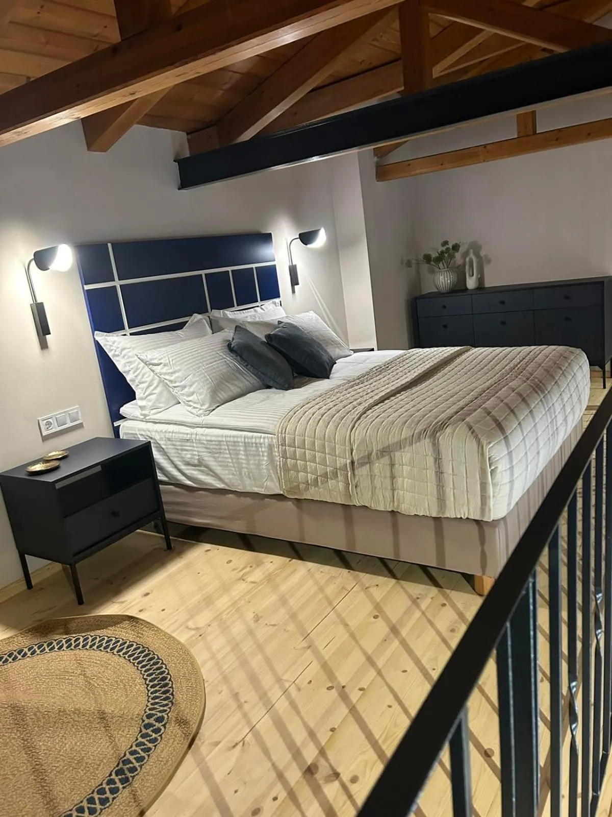 Bed in Living Yard Thissio