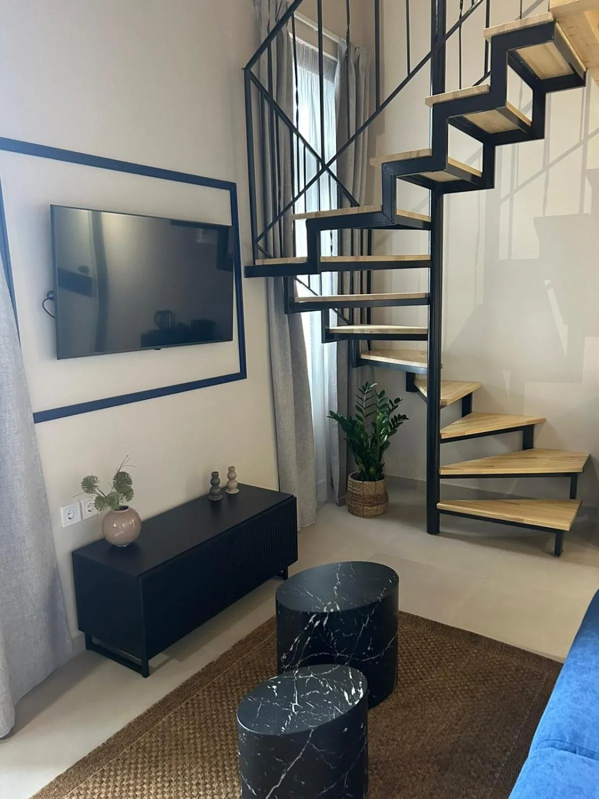 TV and multimedia in Living Yard Thissio