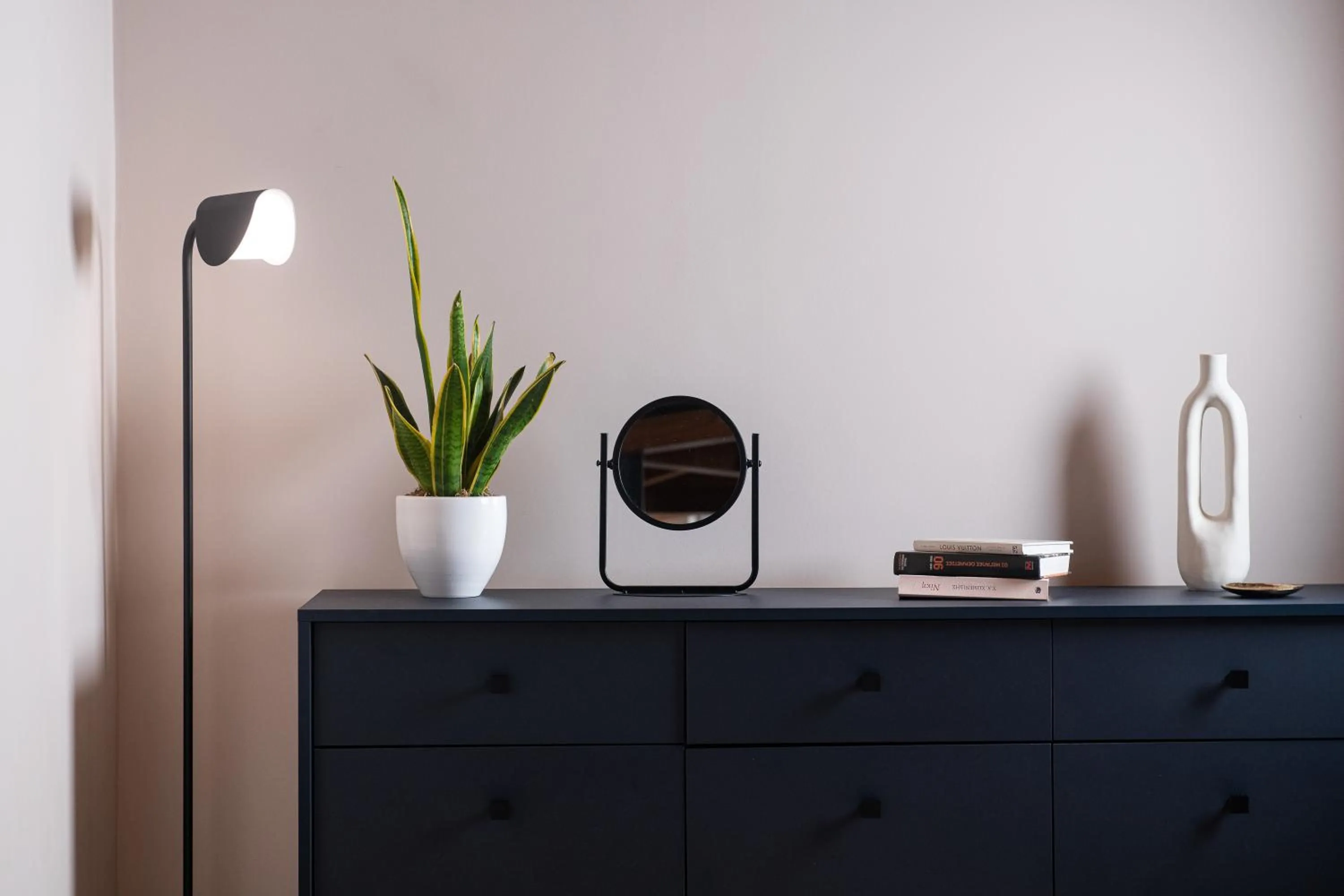 Decorative detail in Living Yard Thissio