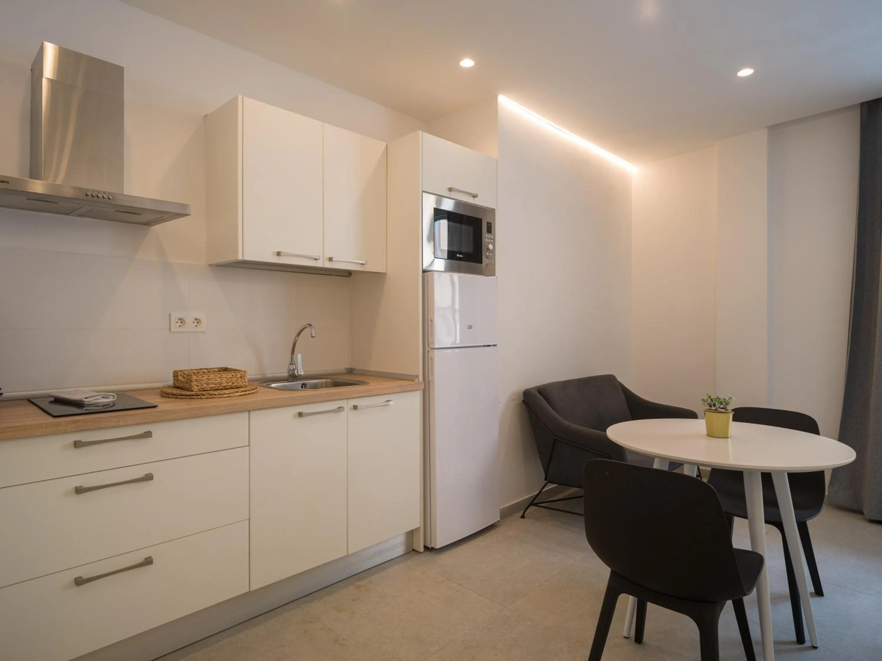 Kitchen or kitchenette in Shabolo Apartments Las Palmas