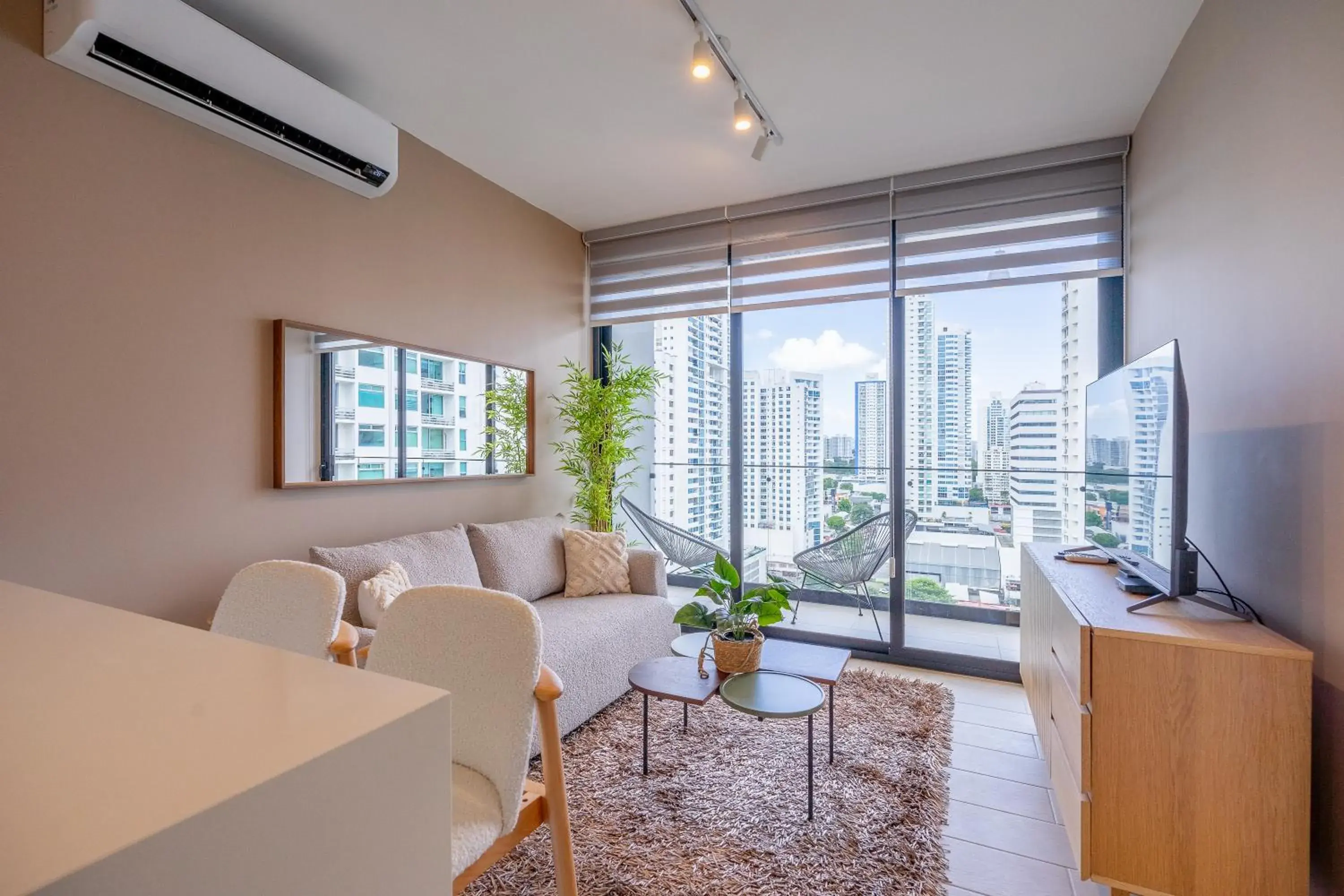 One-Bedroom Apartment with Balcony and City View in Wynwood House San Francisco One-Bedroom Apartment with Balcony and City View in Wynwood House San Francisco