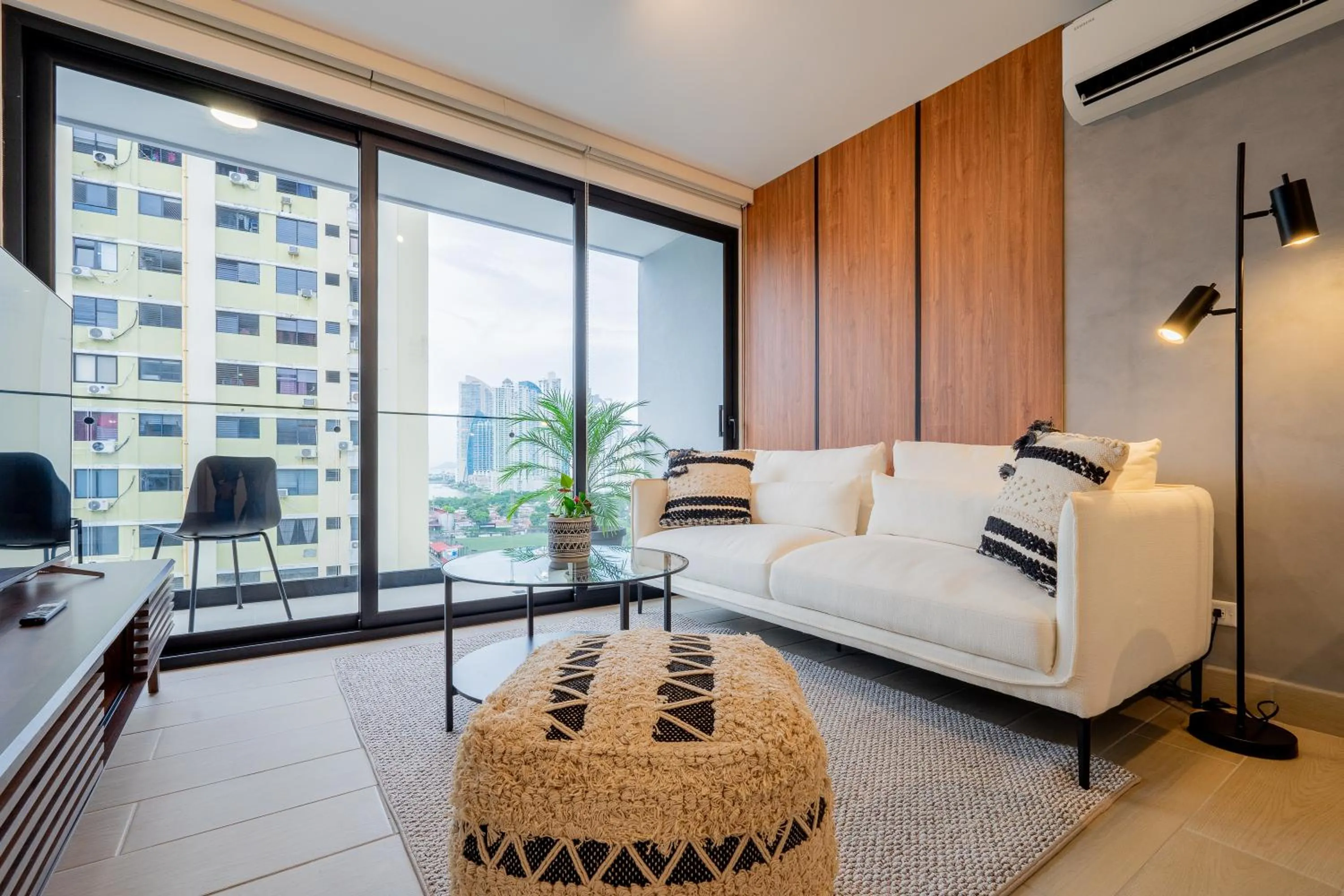 Living room, Bed in Wynwood House San Francisco